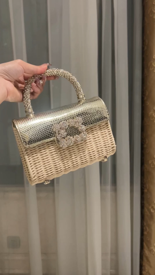 A live video show. Roger Vivier, a new crystal hand with a cow’s skin