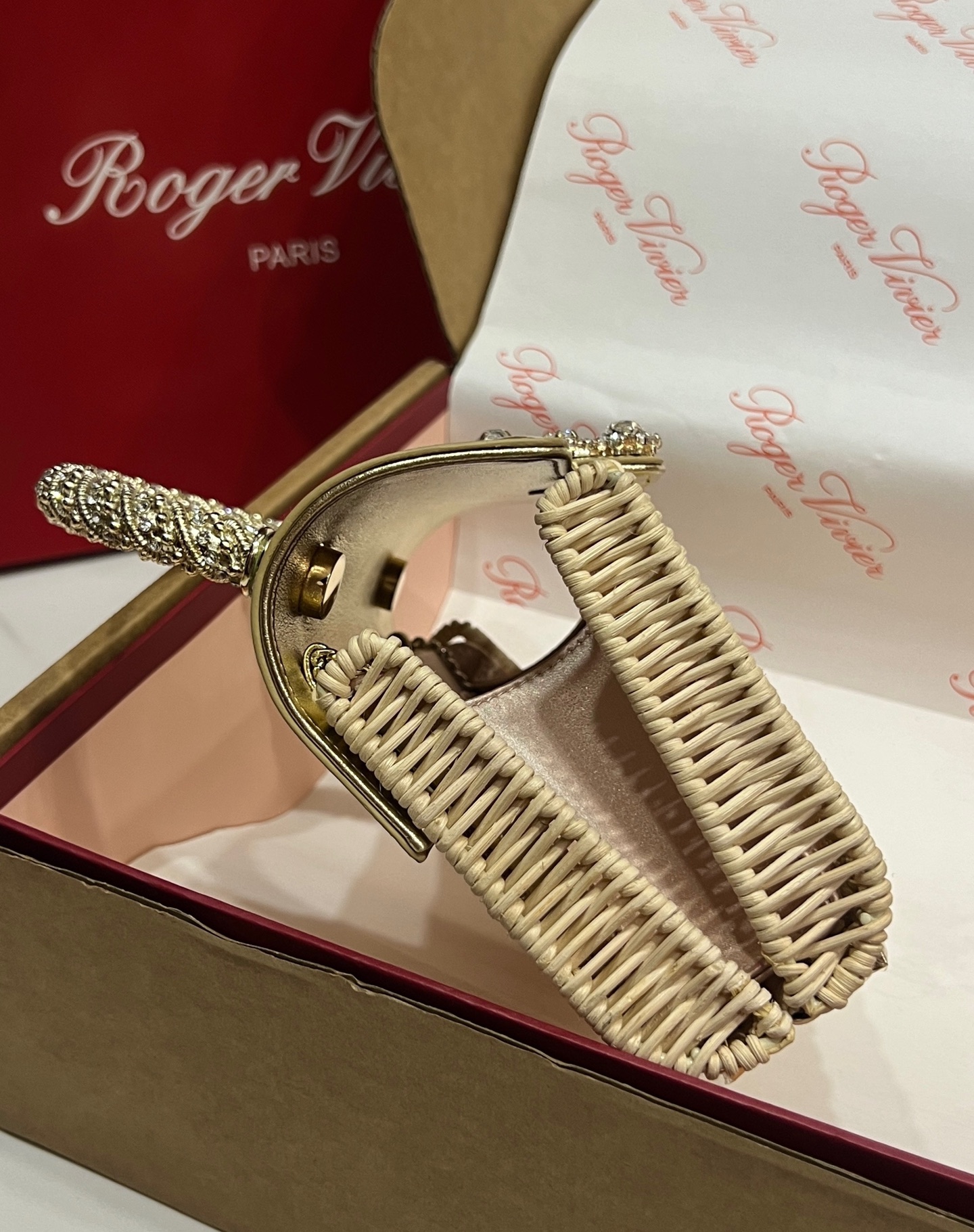 “Roger Vividr Crystal Handbag: Holiday-themed, Cow Skin, Water Drills, Embossed Caps” - 图片 4