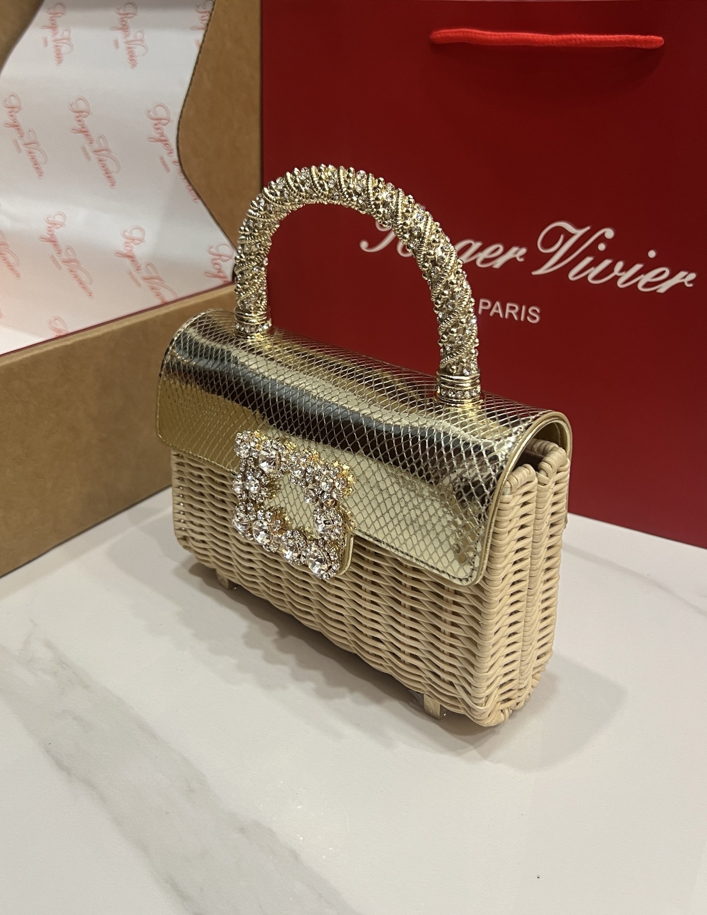 “Roger Vividr Crystal Handbag: Holiday-themed, Cow Skin, Water Drills, Embossed Caps” - 图片 2