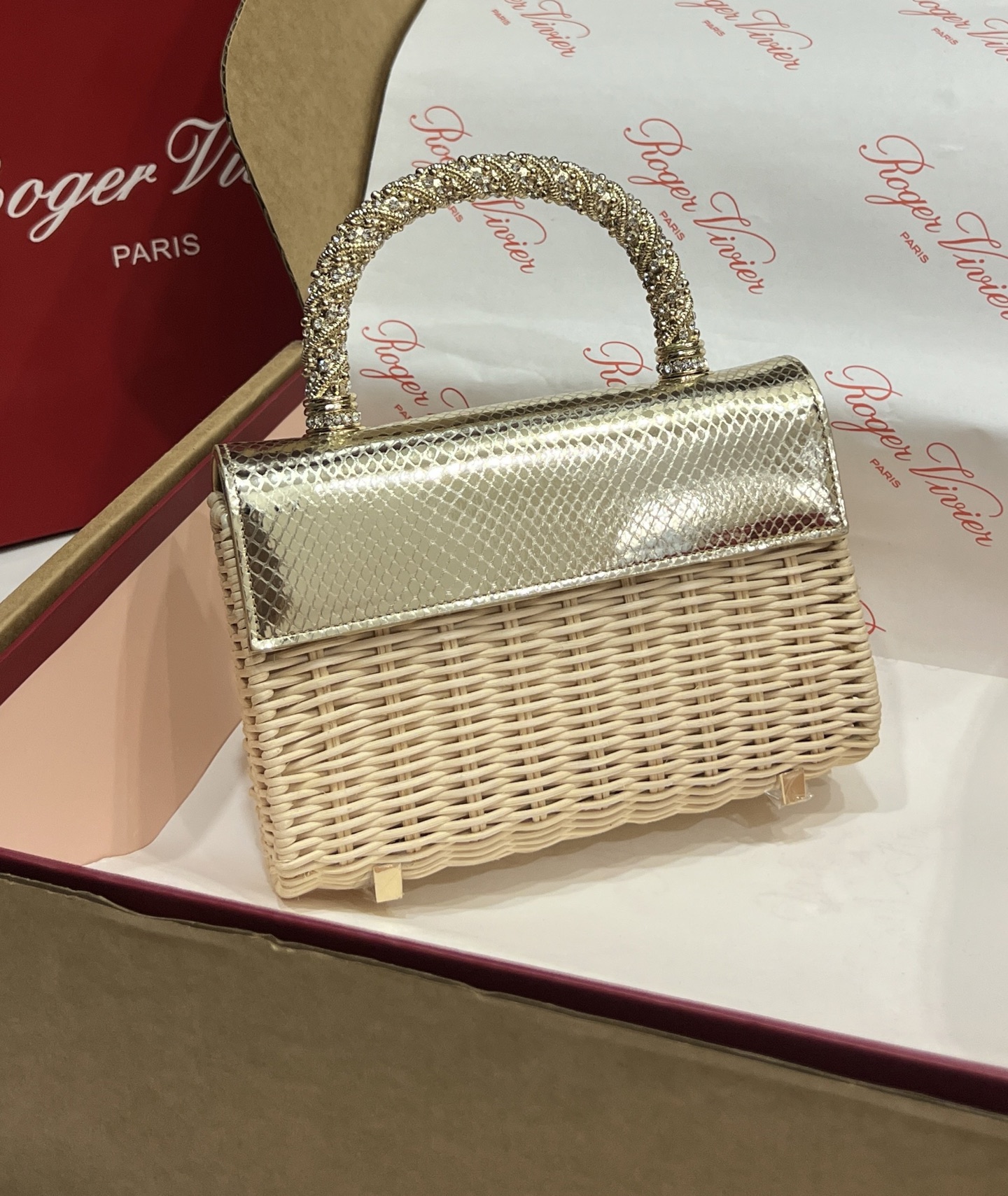 “Roger Vividr Crystal Handbag: Holiday-themed, Cow Skin, Water Drills, Embossed Caps” - 图片 8