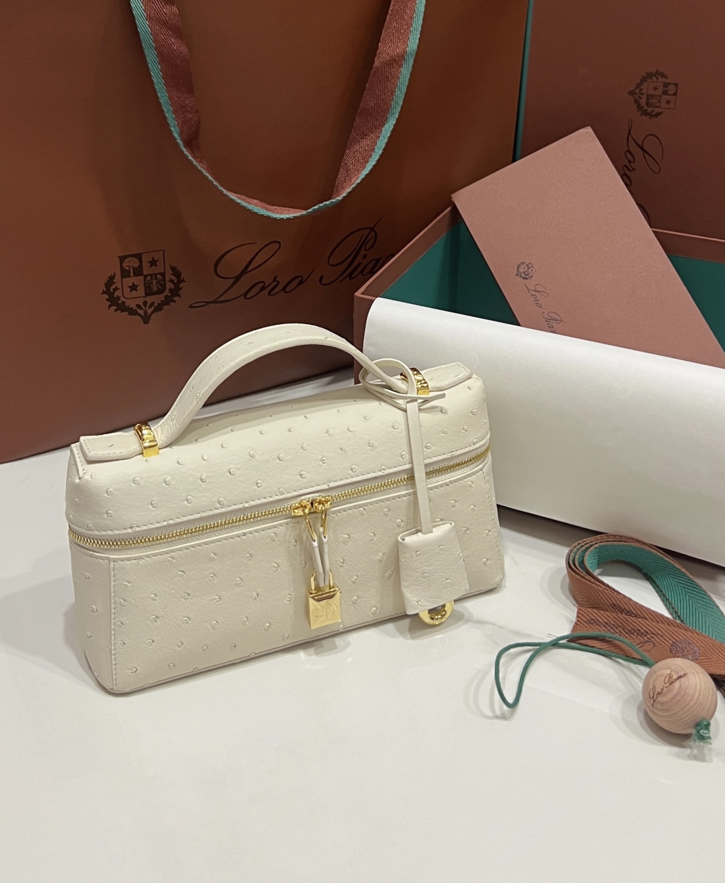 NO:762807,Ostrich ostrich skin NewLoro iana Extra Bag23 is elegant and elegant. It is known as the 'King of Old Money' with low-key luxury. It is always fashionable and versatile. It can be worn as a cross-body handbag for daily commuting. Available from stock. Be quick to get it. Customization is required when sold out. loro piana, ostrich skin, Hermes,19860909Ostrich 鸵鸟皮 NewLoro iana Extra Bag23诺悠翩雅,被誉为低调奢华的“老钱之王”永远时髦百搭实用,日常通勤可单肩斜挎手提包,现货供应,下手要快,售完需定制,,loro piana,ostrich skin,Hermes,,Bag