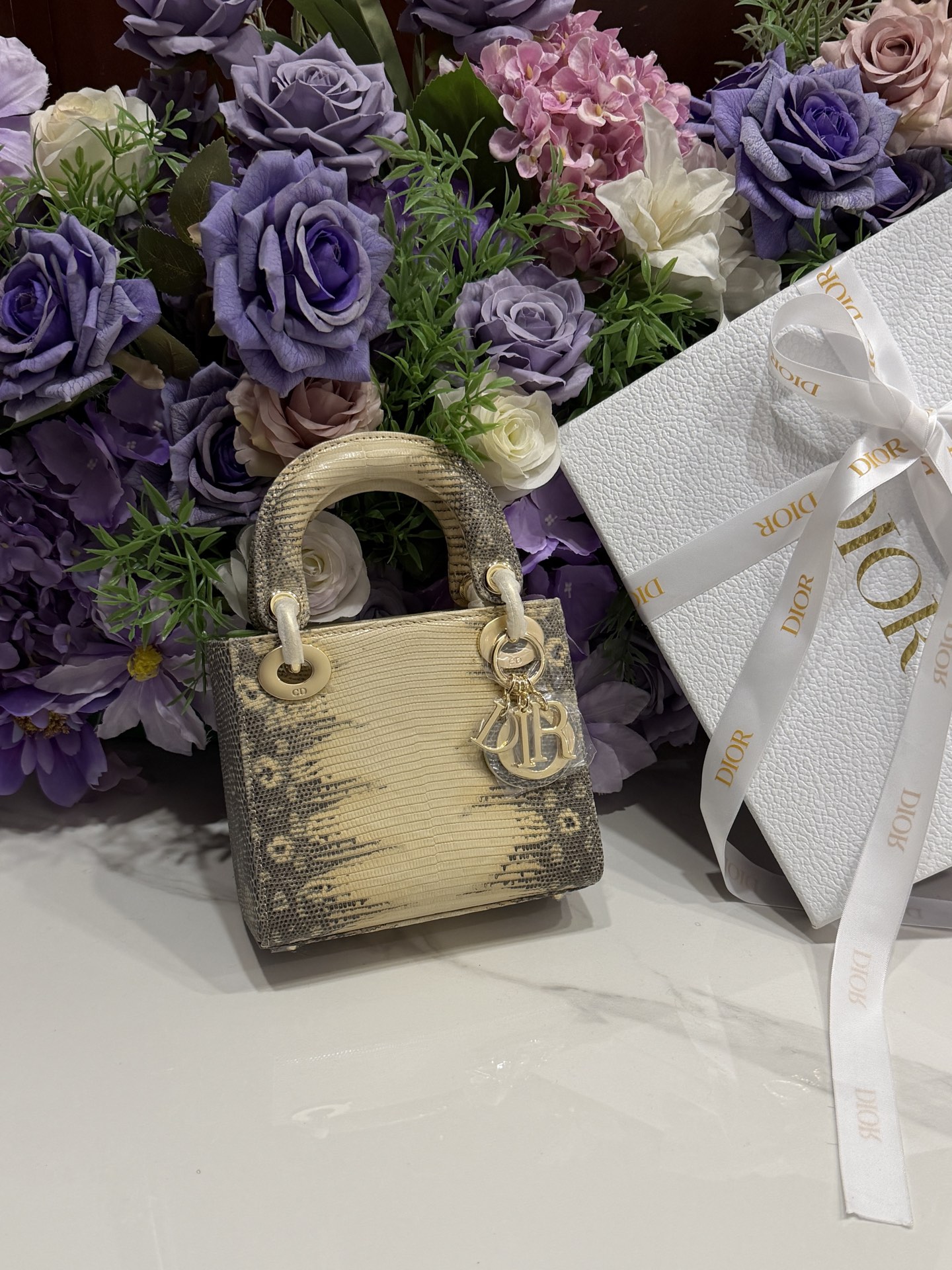 NO:717820,Lizard skin Dior three-compartment Princess Diana bag with buckle is ready to move. Simple and elegant, how can you not be tempted? Every girl has her own unique charm. Ready supply, dior, Hermes,19860909蜥蜴皮 Dior三格戴妃包 普扣 蠢蠢欲动简约大气,怎能不心动每个女生都有它的独特魅力现货供应,,dior,Hermes,,Bag