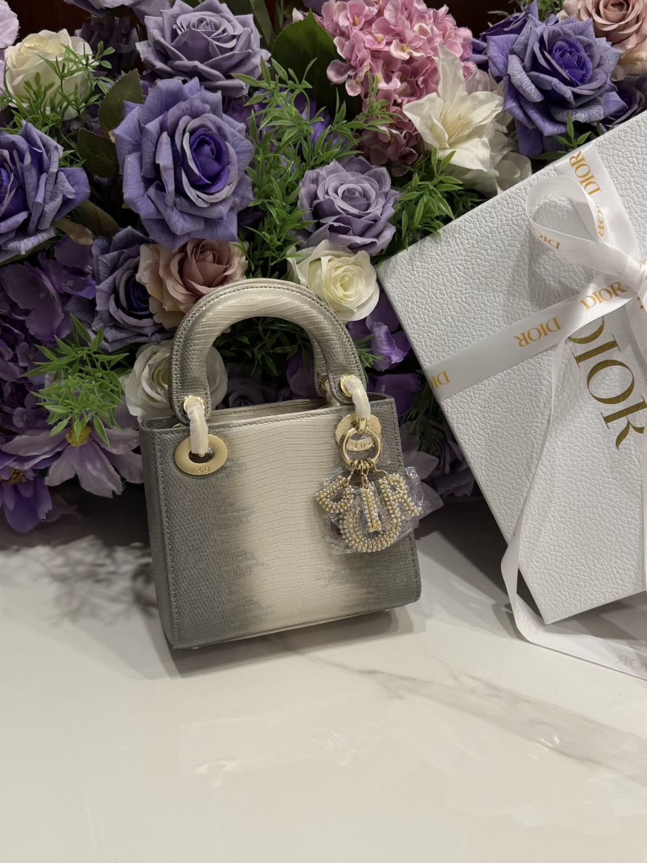 NO:717822,Lizard skin Dior three-compartment Princess Diana bag with pearl buckle is ready to move. Simple and elegant, how can you not be tempted? Every girl has her own unique charm, available in stock, dior, Hermes,19860909蜥蜴皮 Dior三格戴妃包 珍珠扣 蠢蠢欲动简约大气,怎能不心动每个女生都有它的独特魅力现货供应,,dior,Hermes,,Bag