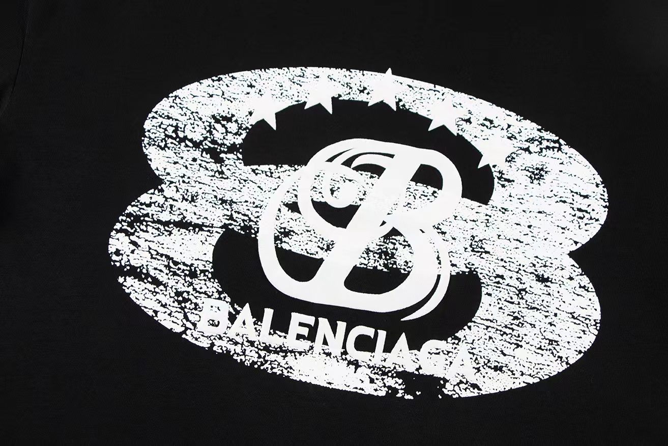 💰88
Balenciaga巴黎世家男女情侣同款短袖半袖t恤
面料采用260克顶级高密度纯棉面料！双纱加厚重磅面料！手感厚实！质感无敌！
情侣宽松oversize版型！
颜色：黑 白 