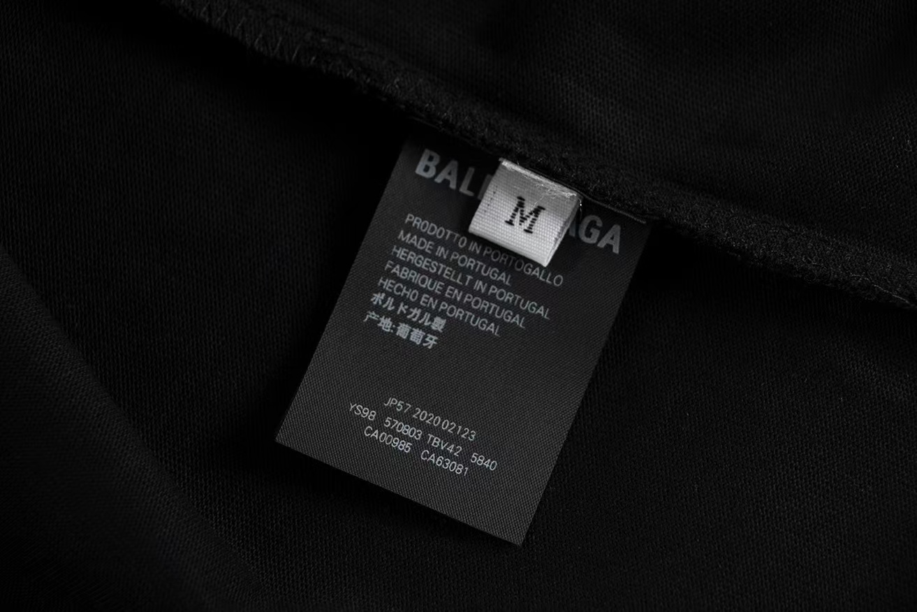 💰88
Balenciaga巴黎世家男女情侣同款短袖半袖t恤
面料采用260克顶级高密度纯棉面料！双纱加厚重磅面料！手感厚实！质感无敌！
情侣宽松oversize版型！
颜色：黑 白 