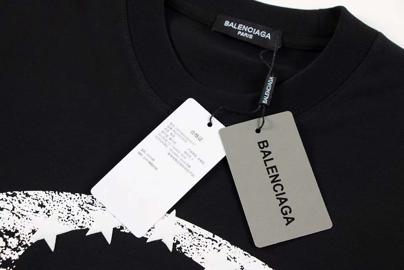 💰88
Balenciaga巴黎世家男女情侣同款短袖半袖t恤
面料采用260克顶级高密度纯棉面料！双纱加厚重磅面料！手感厚实！质感无敌！
情侣宽松oversize版型！
颜色：黑 白 