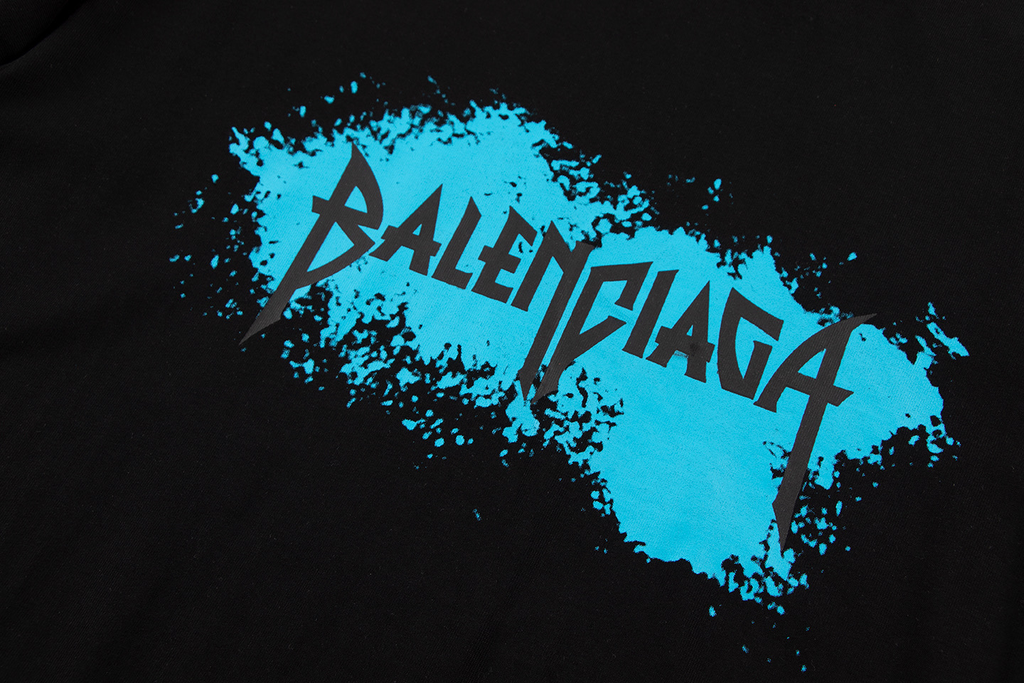 💰88
Balenciaga巴黎世家男女情侣同款短袖半袖t恤
面料采用260克顶级高密度纯棉面料！双纱加厚重磅面料！手感厚实！质感无敌！
情侣宽松oversize版型