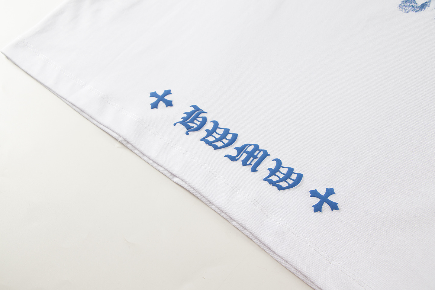 价格：P78（一首起批.散单+10）
款式：2025新款克罗心发泡工艺短袖T恤
材质：高版本300g双纱精梳棉
尺码： S～XL
颜色：白色
款号：H1057