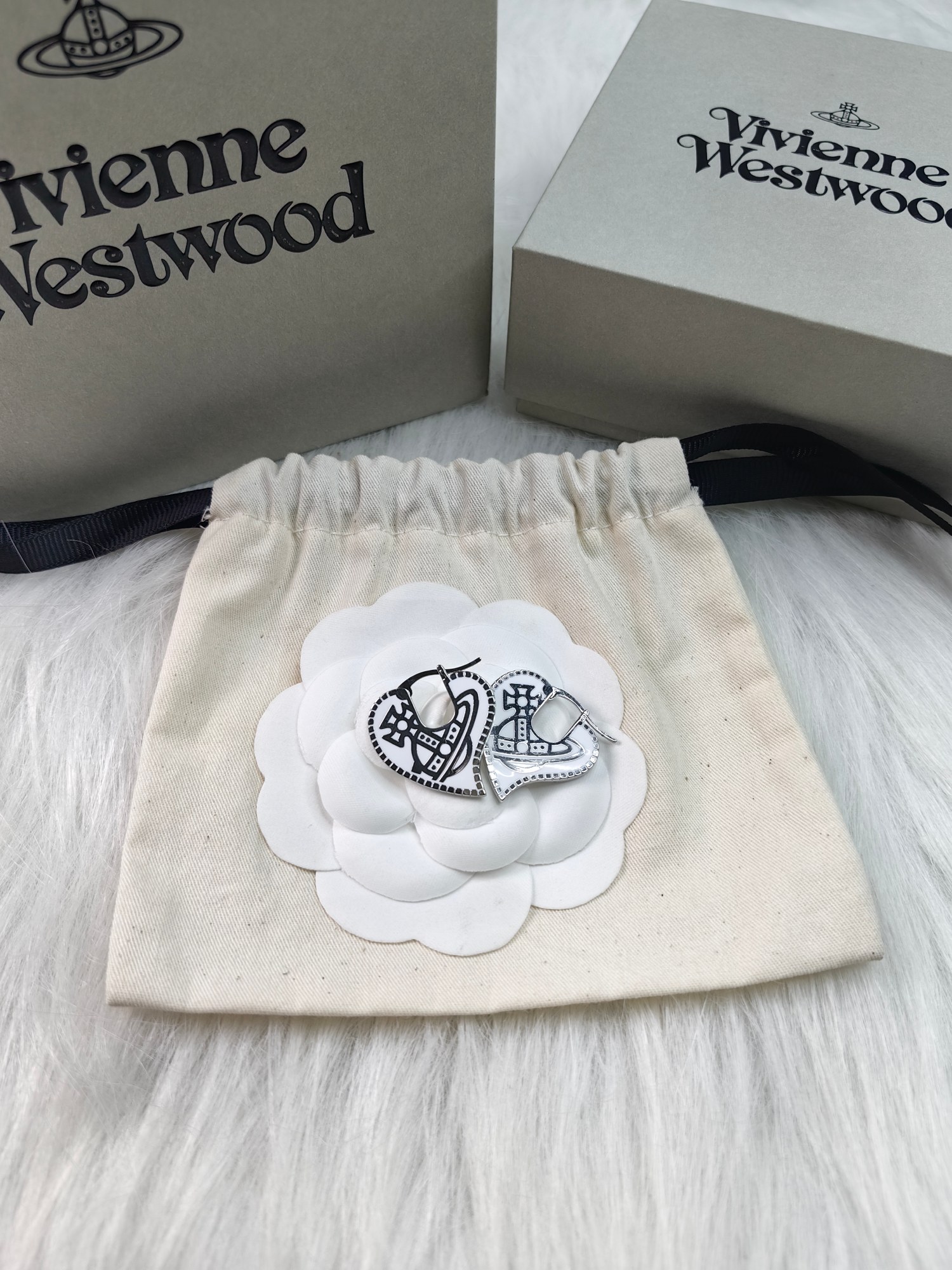 Vivienne Westwood 西太后爱心齿轮烤漆耳环-银白