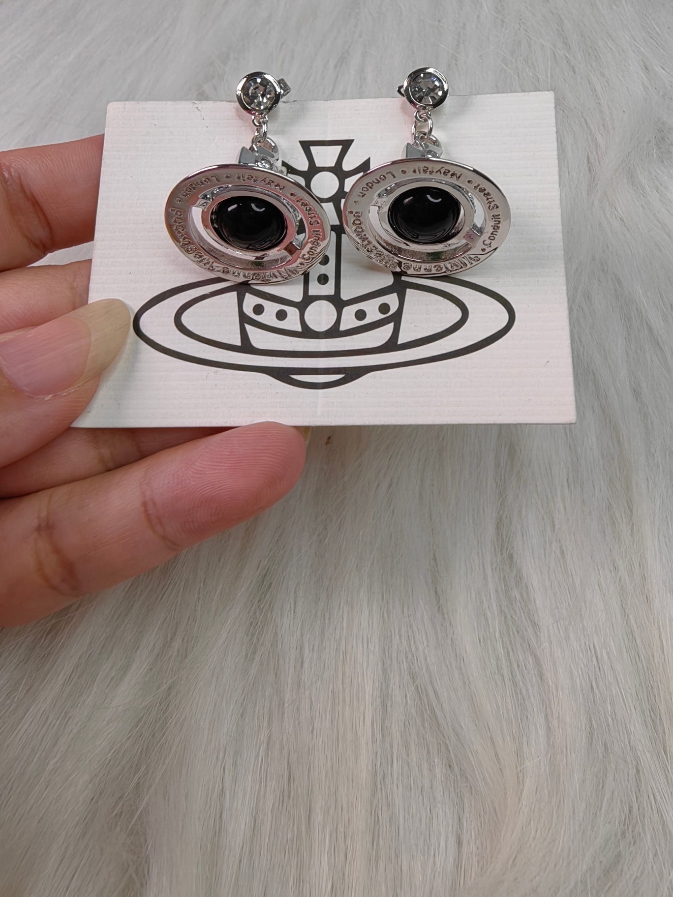 Vivienne Westwood 西太后黑色玻璃珠耳环一白金色
