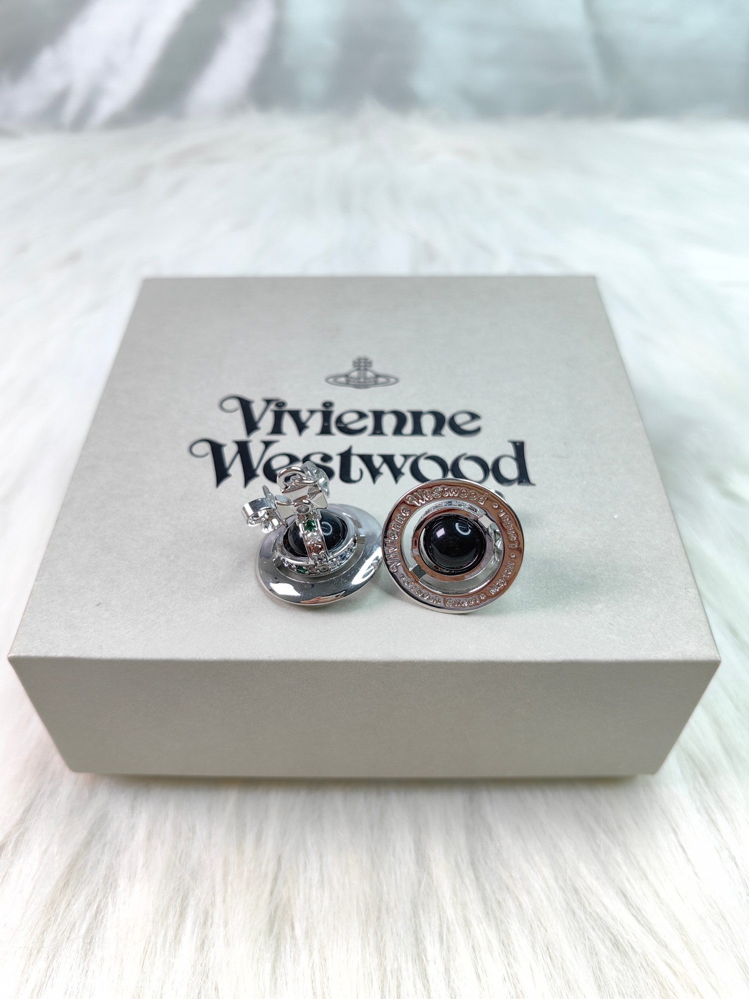 Vivienne Westwood 西太后黑色玻璃珠耳环一白金色