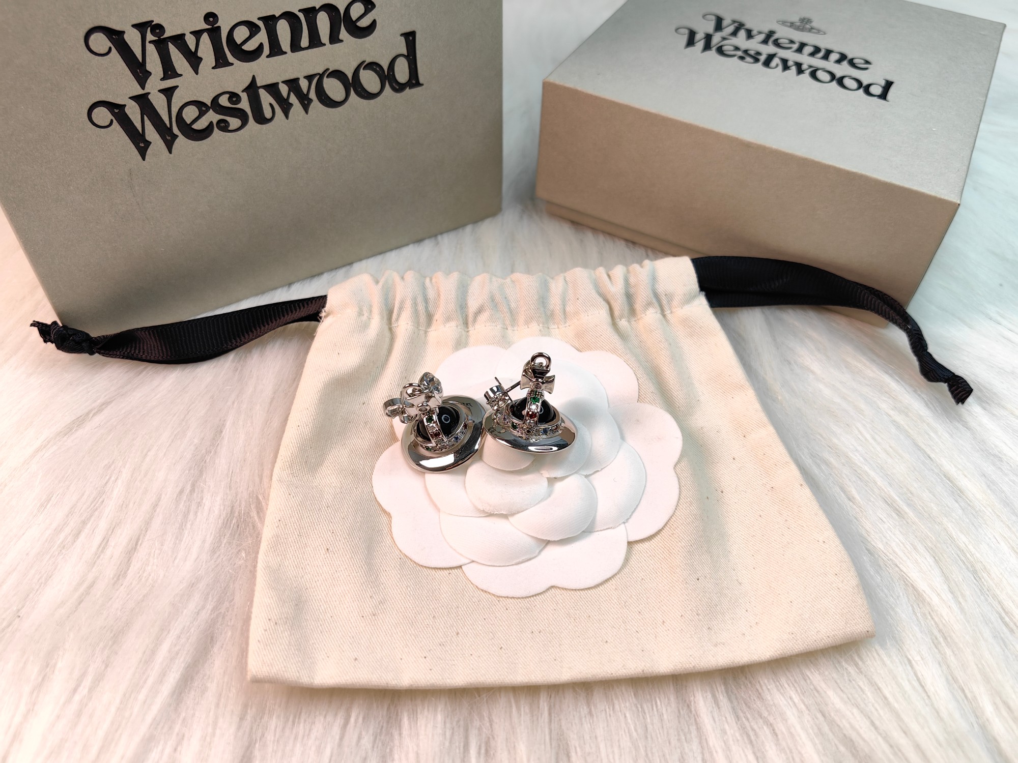 Vivienne Westwood 西太后黑色玻璃珠耳环一白金色