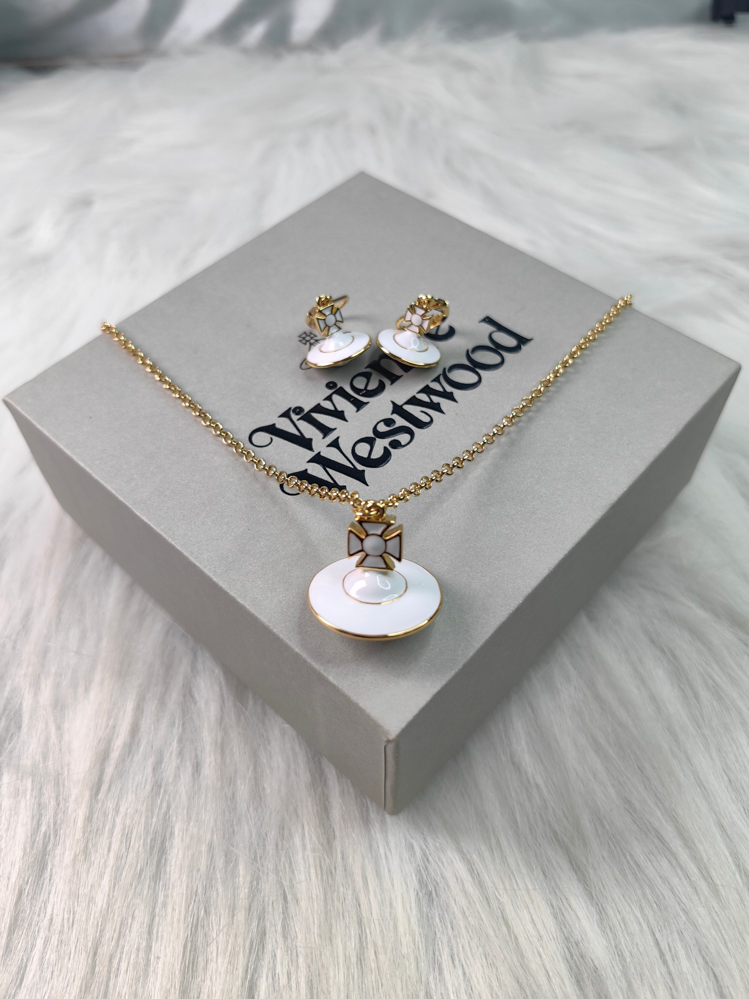 Vivienne Westwood 西太后立体白色滴胶项链耳环