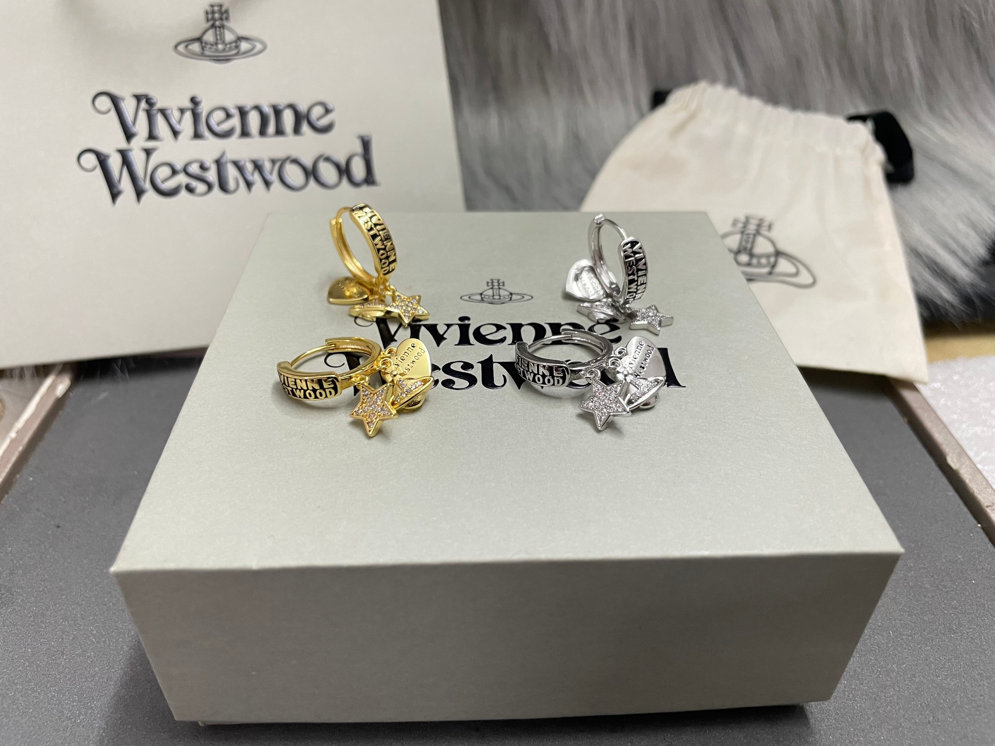 Vivienne Westwood 上新：西太后爱心五角星耳环一白金色黄金色