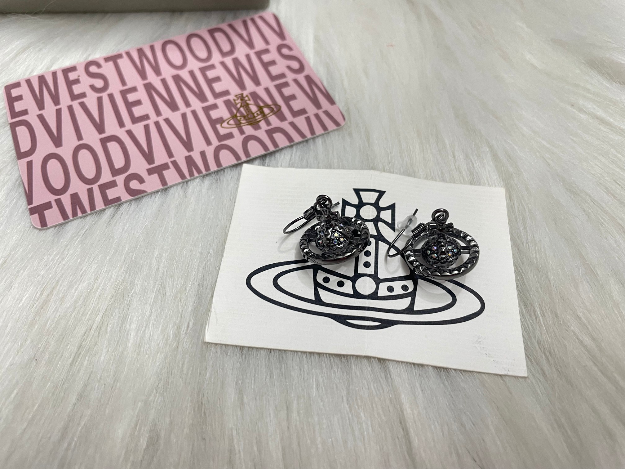 NO:103152,Vivienne Westqueen Queen Queen Vivienne three-dimensional rivets full of drill Saturn earrings for women, black and gold, Queen Mother's earrings, earrings19860909Vivienne Westqueen西太后薇薇安立体铆钉满钻土星耳环女一黑金色,西太后耳钉,earrings,Jewelry