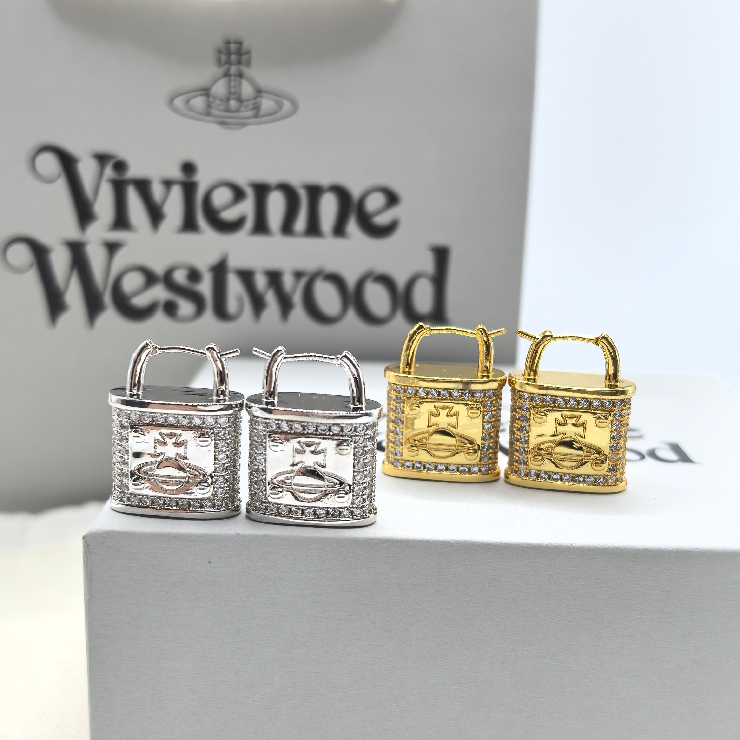 NO:102614,The Queen Mother of the Citizen is full of Saturn's locks, earrings are high-end and elegant and versatile punk style, the Queen Mother of the Citizen's earrings, earrings19860909西太后满钻土星锁头 耳环高级感气质优雅百搭朋克风,西太后耳钉,earrings,Jewelry