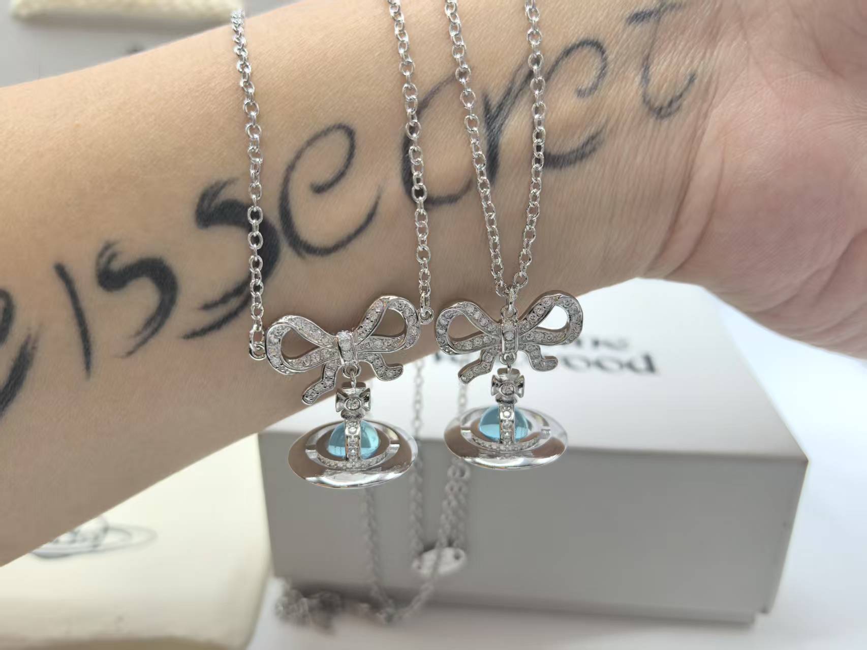 NO:104368,Vivienne Westwood necklace Queen Mother Saturn female bow limited ball sea orchid series, Queen Mother Necklace, necklace19860909VivienneWestwood项链西太后土星女蝴蝶结限定球海兰色系列,西太后项链,necklace,Jewelry