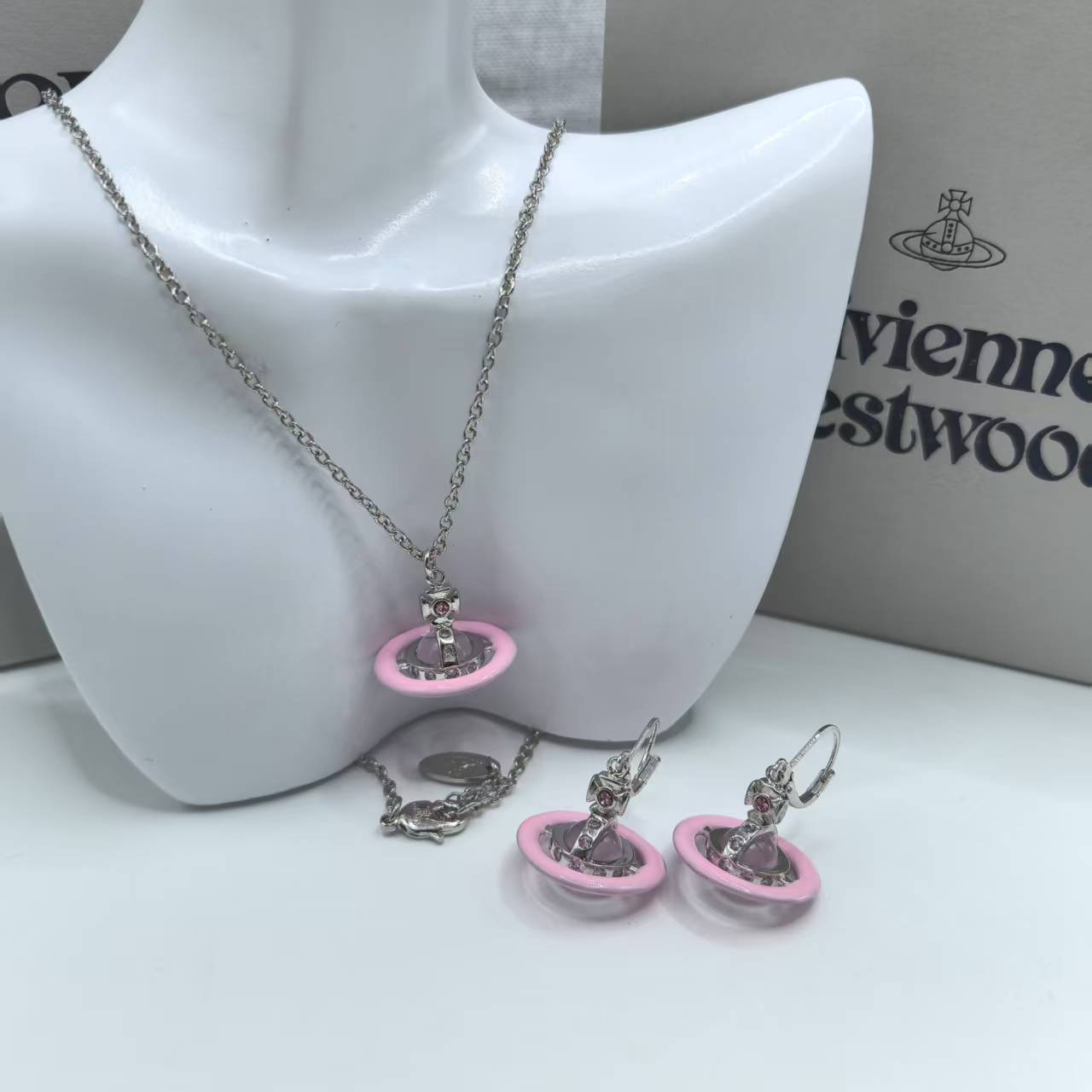 NO:104374,Vivienne Westwood necklace Queen Mother Saturn limited edition pink enamel necklace earring set, Queen Mother Necklace, earrings, necklace19860909VivienneWestwood项链西太后土星限定款粉珐琅项链耳环套装,西太后项链,earrings,necklace,Jewelry