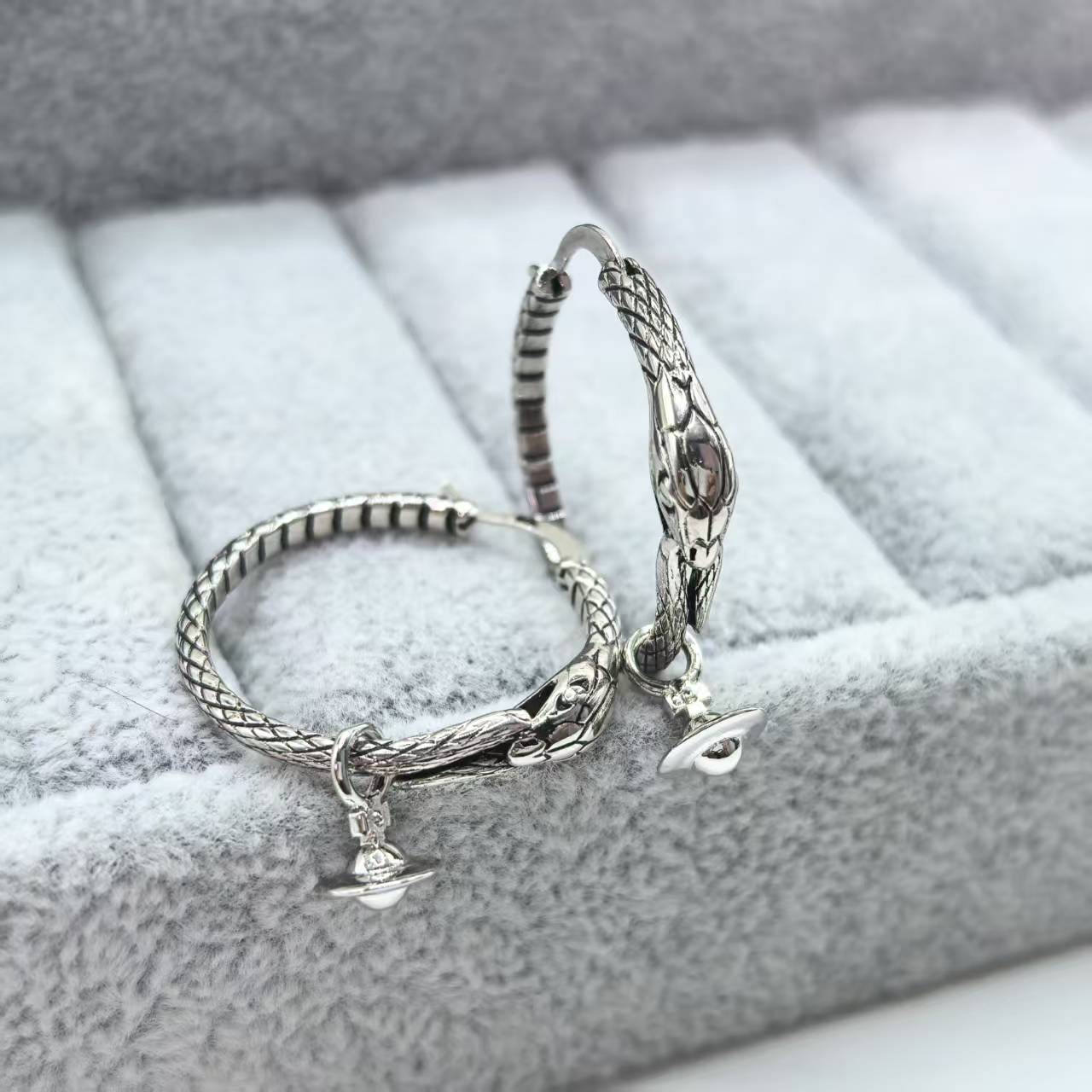 p90Vivienne Westwood Albane耳环西太后蛇年限定款耳钉一大号耳环