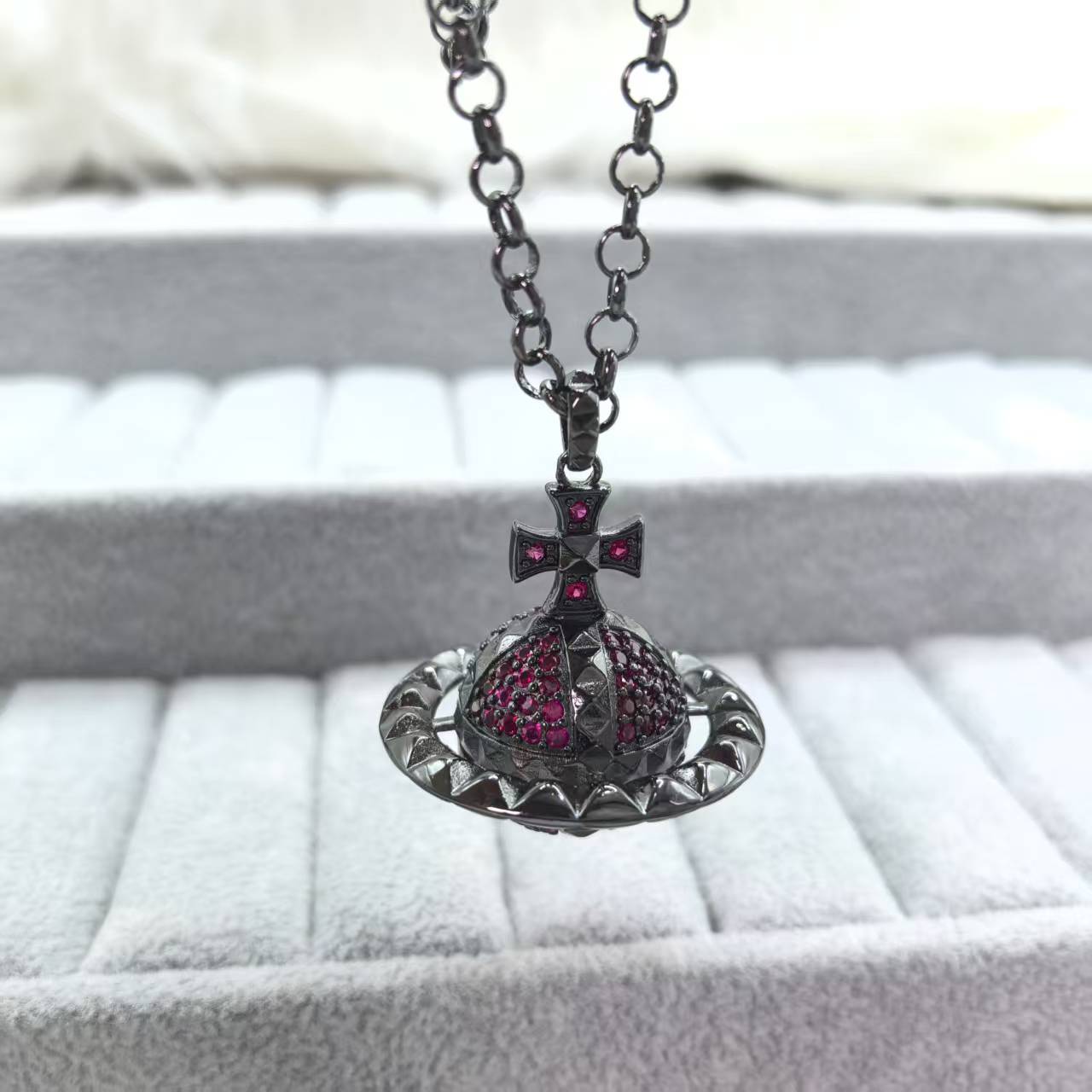 p105Vivienne Westwood西太后经典款铆钉钻饰立体土星项链一毛衣链