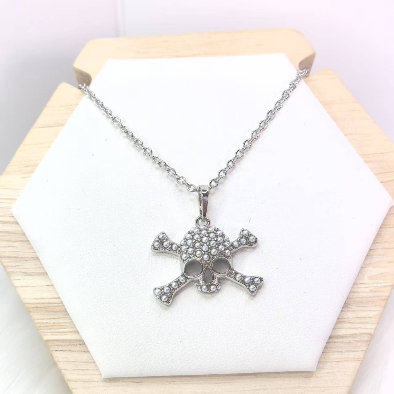 NO:104601,Vivienne Westqueen Queen Queen Skeleton Pearl Saturn Necklace Couple Punk Style, Queen Son Necklace, Necklace19860909Vivienne Westqueen西太后骷髅珍珠土星项链情侣款朋克风,西太后项链,necklace,Jewelry