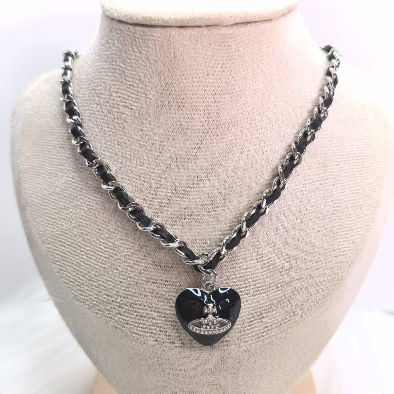 NO:359750,Queen Mother Citizen Vivienne Saturn Black Love Necklace Women's Niche Design High-end Collarbone Chain Braided Rope, Queen Mother Citizen Necklace, Necklace19860909西太后Vivienne土星黑色爱心项链女款小众设计高级感锁骨链编织绳,西太后项链,necklace,Jewelry
