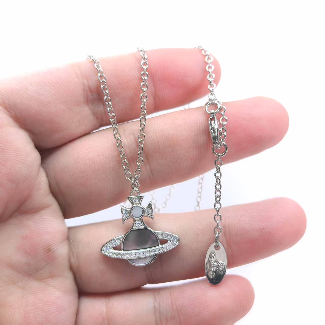 NO:359808,. 25 Spring and Summer Vivienne Westwood RINA Queen Mother Rhinestone Fritillaria Saturn A gray shell, Queen Mother Necklace Queen Mother Earrings, necklace19860909. 25春夏 Vivienne Westwood RINA西太后水钻贝母土星 一灰色贝壳,西太后项链西太后耳钉,necklace,Jewelry