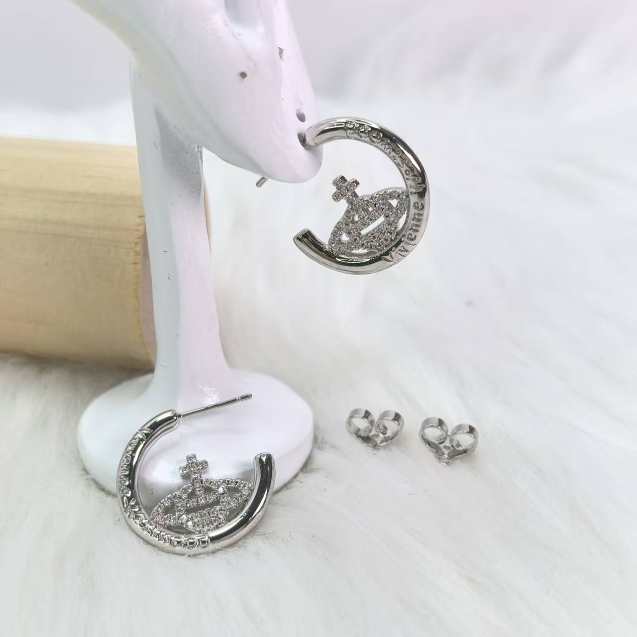 Vivienne Westwood 西太后字母C形微镶土星耳环女小众设计高级感 轻奢百搭耳钉耳饰