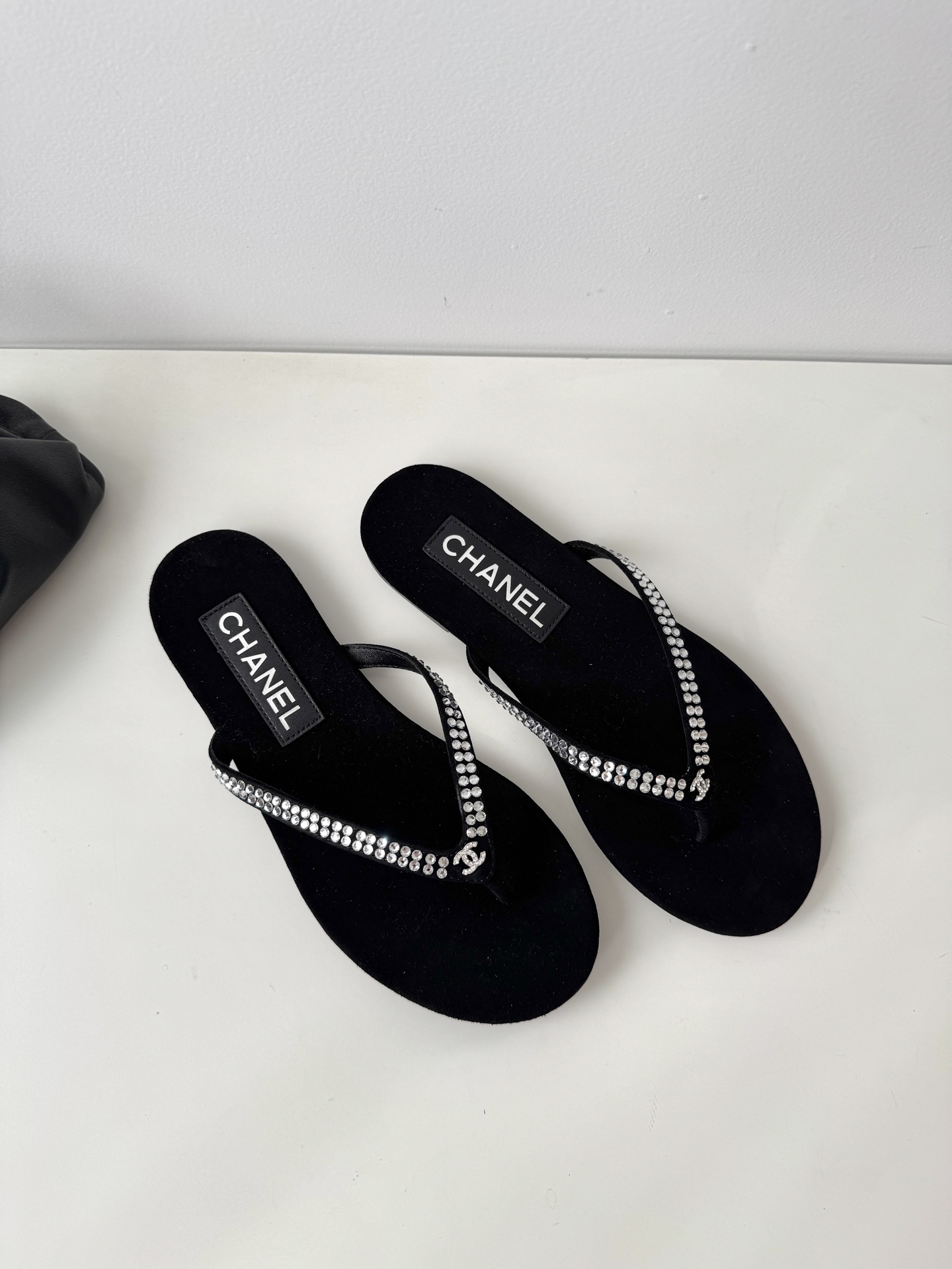 Шлепанцы Chanel черные со стразами