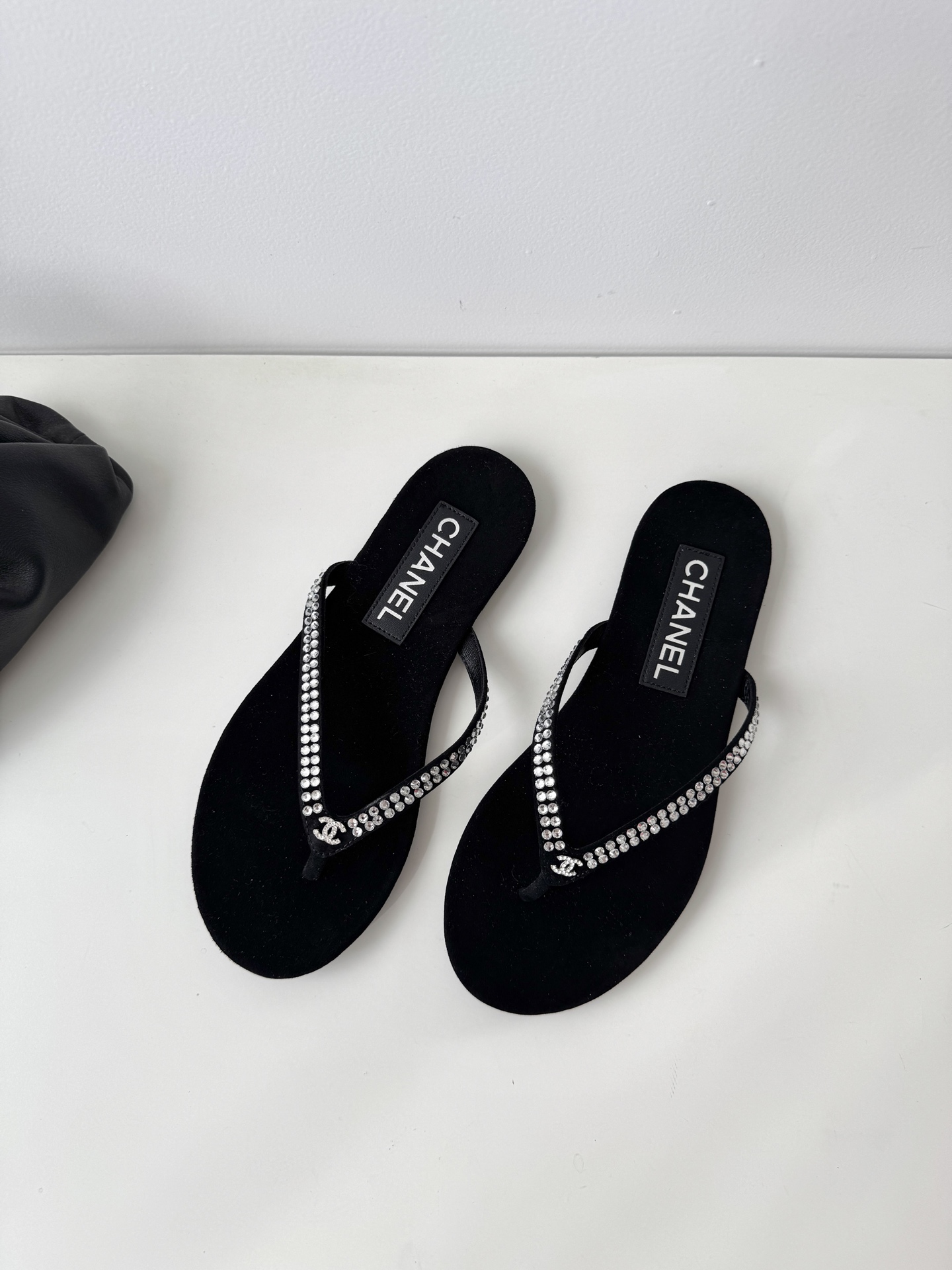 Шлепанцы Chanel черные со стразами