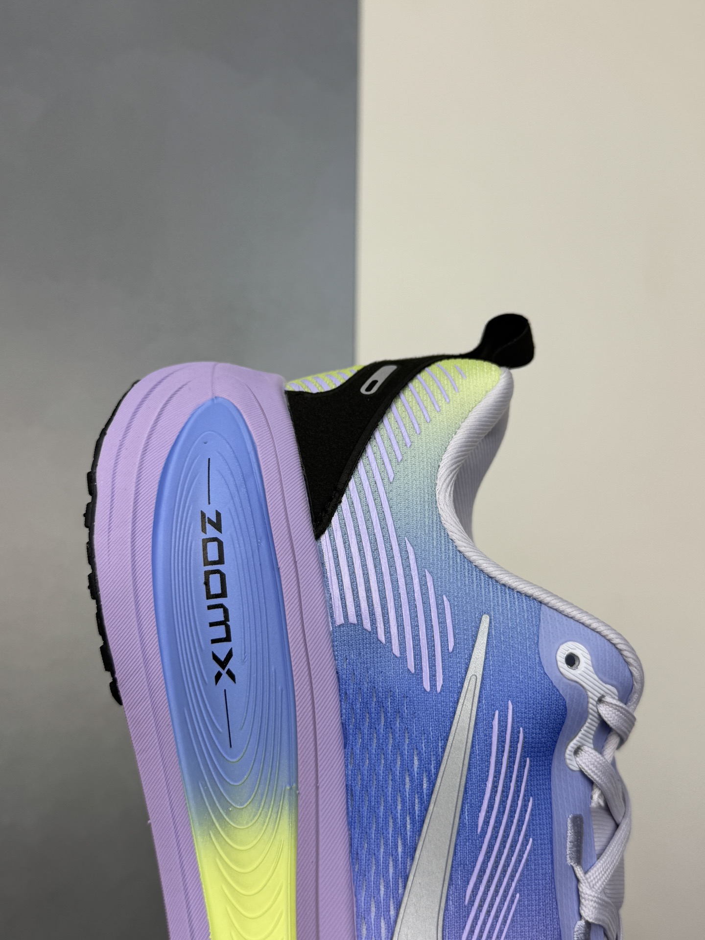 推手220💰
GT 
全套数据私模 Nike Vomero 18 紫色

货号：IB5169-500
尺码：36 36.5 37.5 38 38.5 39 40 40.5 41 42 42.5 43 44 44.5 45
编码：28