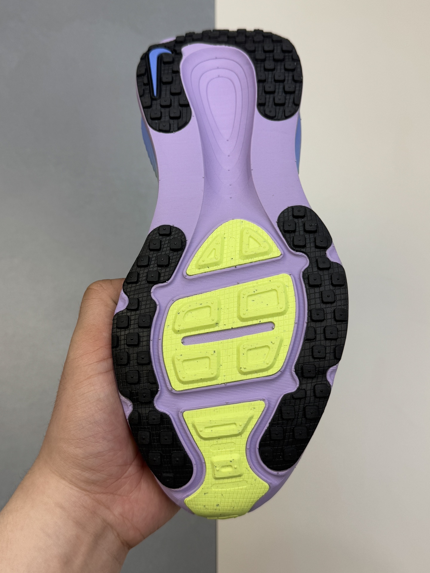 推手220💰
GT 
全套数据私模 Nike Vomero 18 紫色

货号：IB5169-500
尺码：36 36.5 37.5 38 38.5 39 40 40.5 41 42 42.5 43 44 44.5 45
编码：28