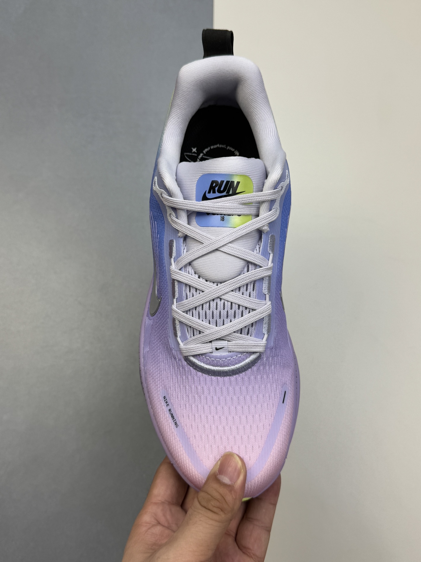 推手220💰
GT 
全套数据私模 Nike Vomero 18 紫色

货号：IB5169-500
尺码：36 36.5 37.5 38 38.5 39 40 40.5 41 42 42.5 43 44 44.5 45
编码：28