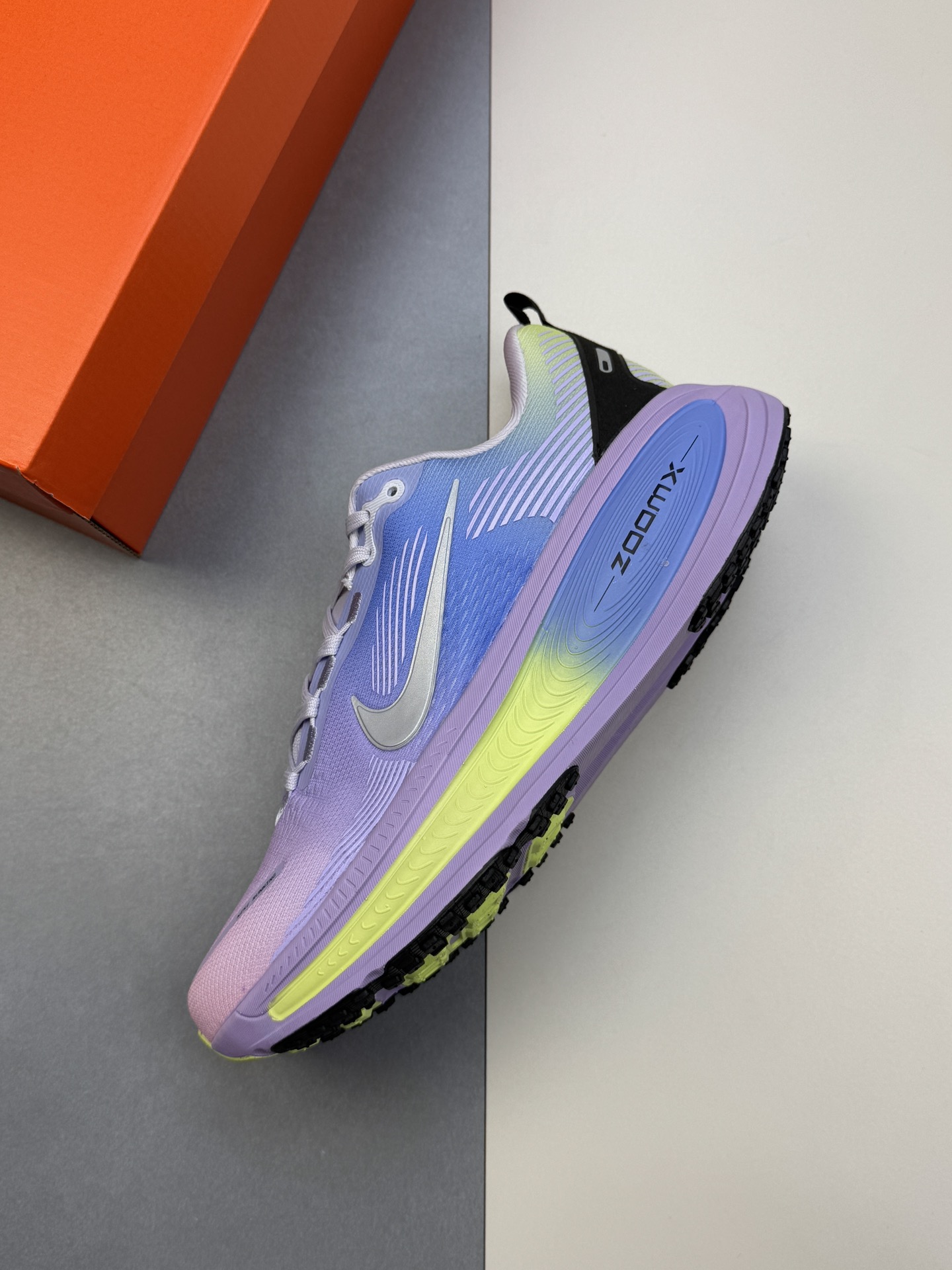 推手220💰
GT 
全套数据私模 Nike Vomero 18 紫色

货号：IB5169-500
尺码：36 36.5 37.5 38 38.5 39 40 40.5 41 42 42.5 43 44 44.5 45
编码：28