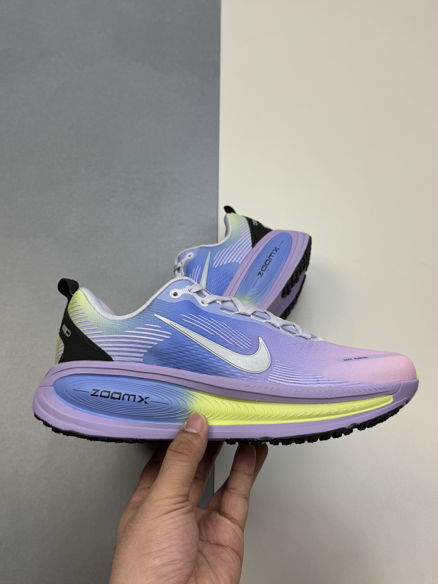 推手220💰
GT 
全套数据私模 Nike Vomero 18 紫色

货号：IB5169-500
尺码：36 36.5 37.5 38 38.5 39 40 40.5 41 42 42.5 43 44 44.5 45
编码：28