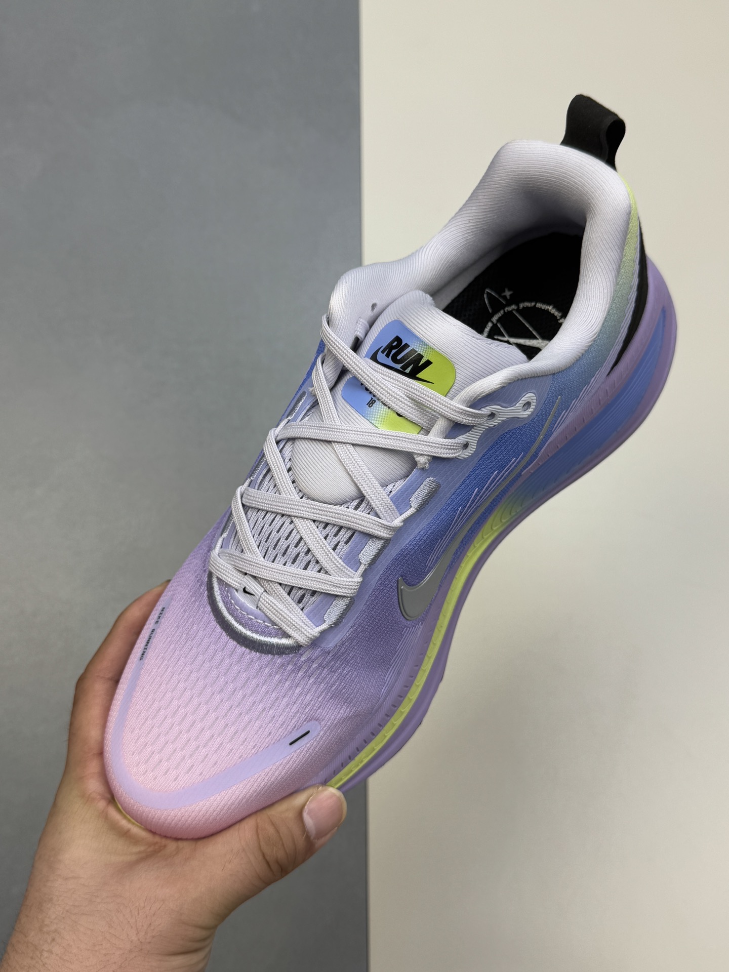 推手220💰
GT 
全套数据私模 Nike Vomero 18 紫色

货号：IB5169-500
尺码：36 36.5 37.5 38 38.5 39 40 40.5 41 42 42.5 43 44 44.5 45
编码：28