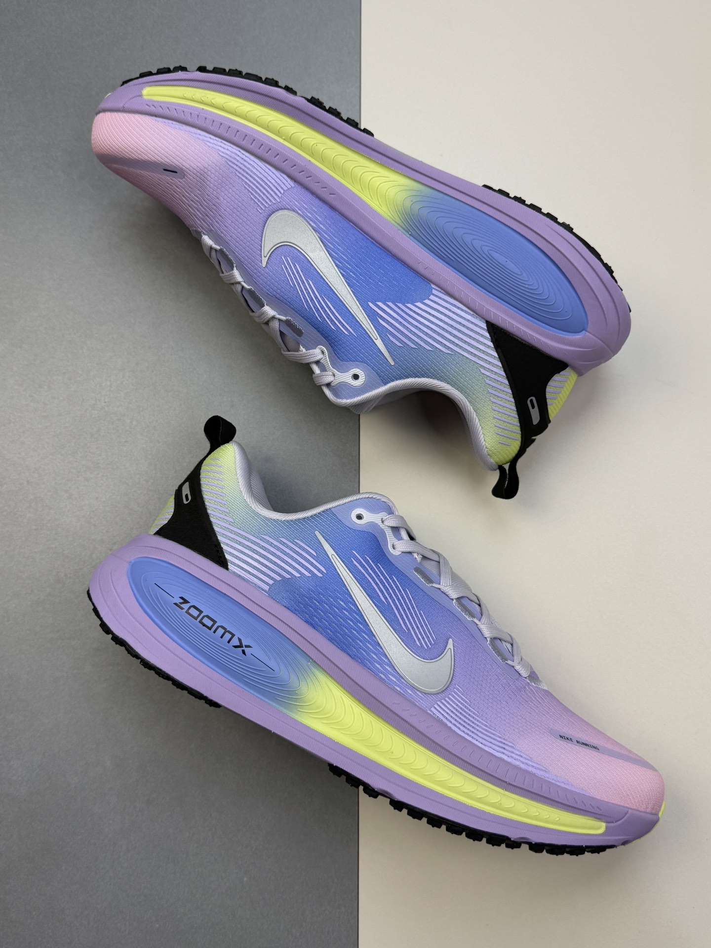 推手220💰
GT 
全套数据私模 Nike Vomero 18 紫色

货号：IB5169-500
尺码：36 36.5 37.5 38 38.5 39 40 40.5 41 42 42.5 43 44 44.5 45
编码：28