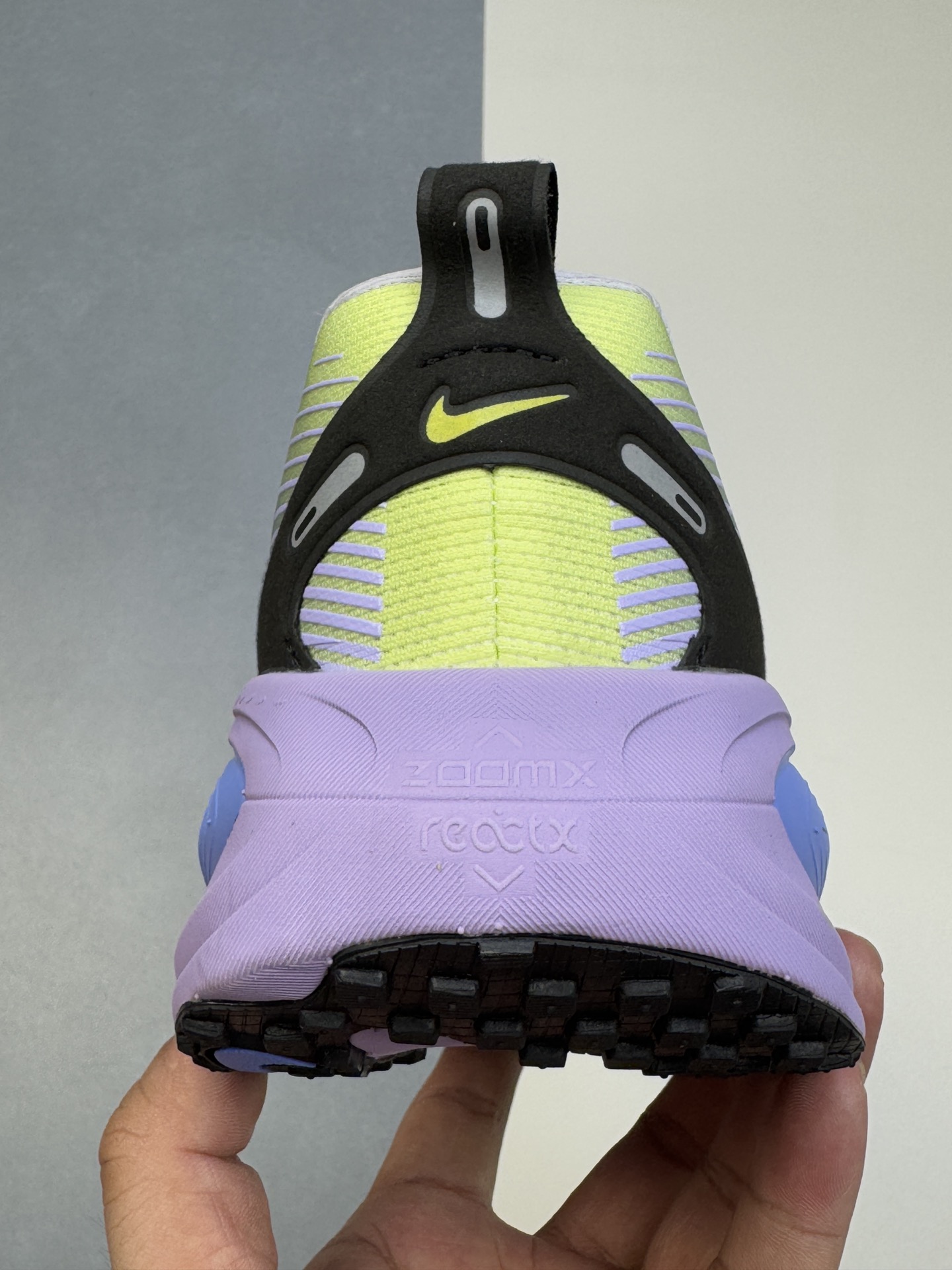推手220💰
GT 
全套数据私模 Nike Vomero 18 紫色

货号：IB5169-500
尺码：36 36.5 37.5 38 38.5 39 40 40.5 41 42 42.5 43 44 44.5 45
编码：28