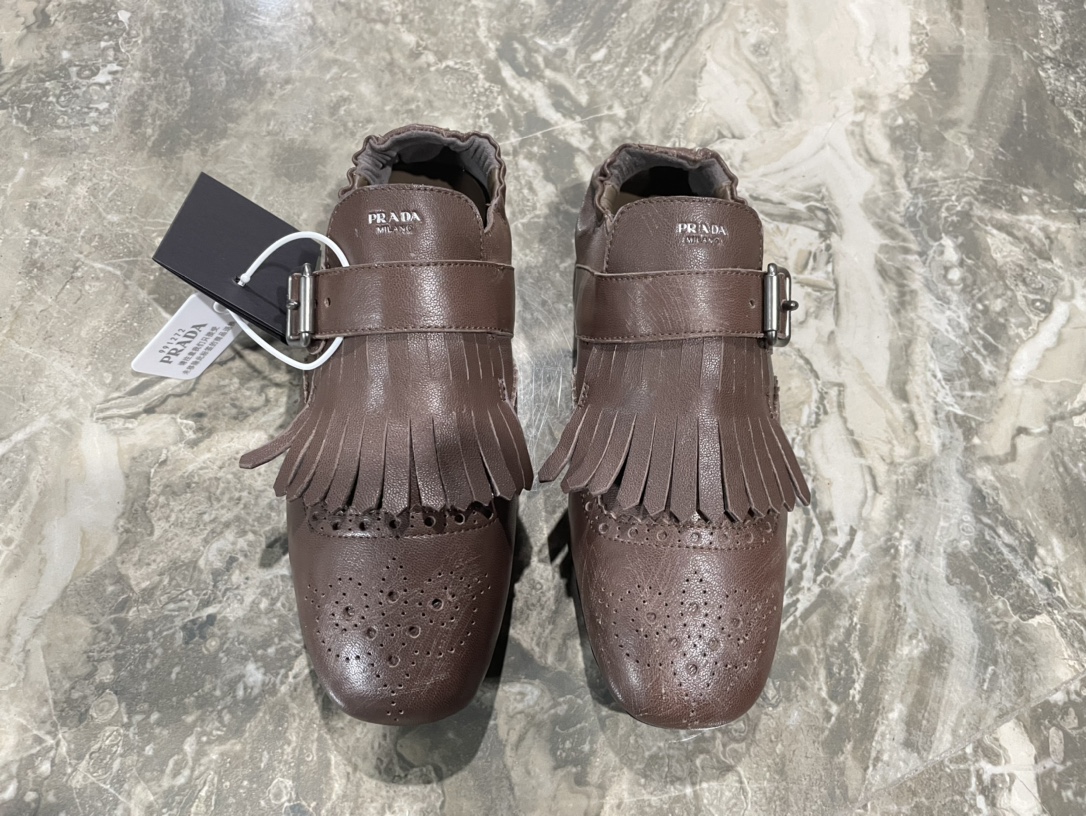 NO:129864,Top quality Prad* 25ss Prada catwalk retro tassel half slippers popular single shoes!  The catwalk style is retro and fashionable, casual and versatile, fashionable and casual, unique taste, everyone loves and easily controls it. It will explode every year. It is enough to conquer you, wear it, casual and fashionable, both without mistakes, simple and handsome on the feet, imported wax calfskin, inner inner sheepskin, rubber beef tendon thick sole, standard size: 35-41 (41 custom made without return and exchange) normal size, semi-torque single shoes, prada, prada, slippers, cowhide, sheepskin19860909顶级品质Prad* 25ss 普拉达走秀款复古流苏半拖鞋单鞋爆款！走秀款 复古感时髦满满 随意百搭 时尚休闲 独到味道,人人都爱也轻松驾驭 每年都会爆.足以征服你,穿上它,休闲时髦 两不失误 上脚简单帅气 面料进口蜡感小牛皮 内里内里羊皮 橡胶牛筋厚底 标准码数:35-41（41定制不退换)正常尺码,半拖单鞋,prada,prada,slippers,cowhide,sheepskin,Women's Shoes
