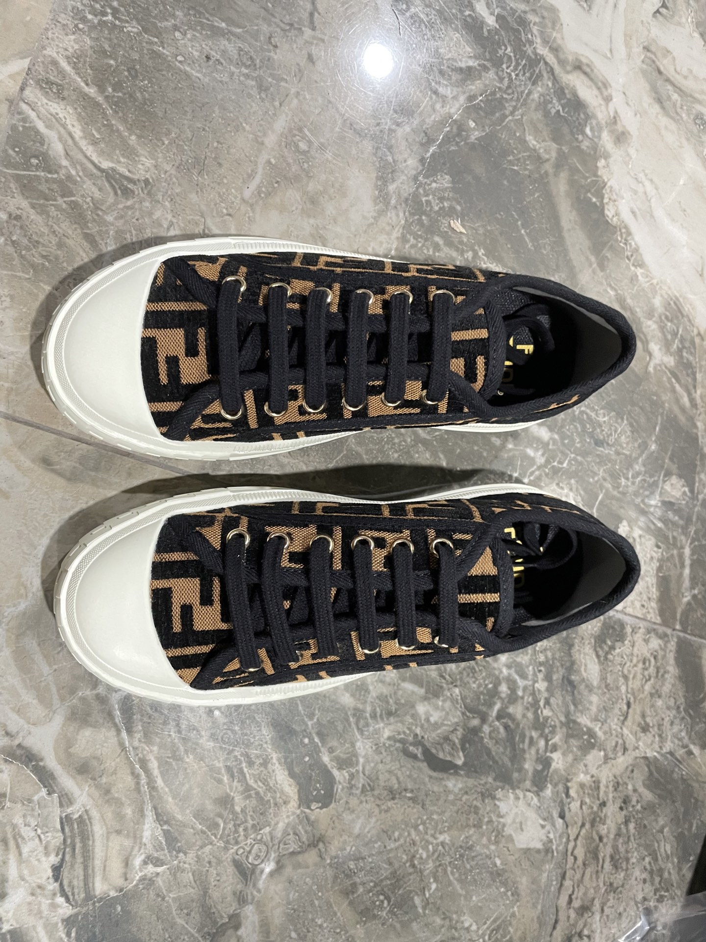 NO:446208,Fendi's new board shoes casual sneakers and cloth shoes classic FF preschool surface super beautiful and versatile l inner lining with breathable cloth lightweight comfortable and versatile original TPu outsole size, women's 35-40, casual shoes/sports shoes, fendi, fendi, sneakers19860909出 Fendi芬迪新款板鞋休闲运动鞋布鞋 经典FF老花面 超好看百搭 l内里采用透气布里 轻便 舒适百搭 原版TPu大底 码数,女款35-40,休闲鞋/运动鞋,fendi,fendi,sneakers,Women's Shoes