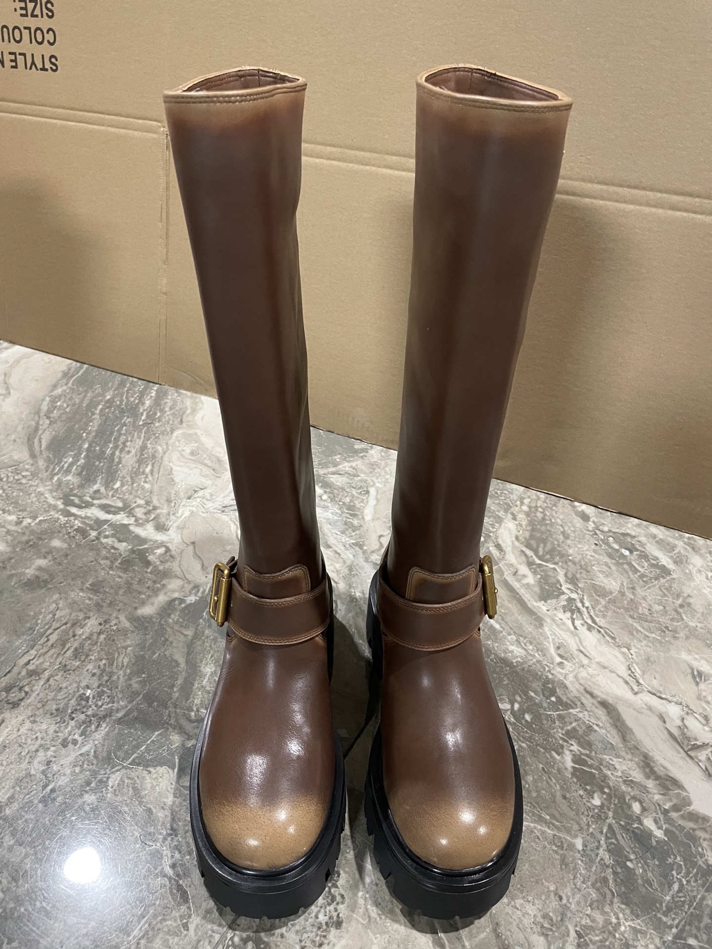 NO:491716,Prada Prada 25/Latest Knight Boots!  Popular series interprets urban fashion, design highlights functionality and technology, classic triangle logo/shows the brand iconic elements, full cowhide upper, invincible and comfortable fashion brand series!  The original version is consistent, the upper is open-edged beaded cowhide and cow back velvet, the footbed sheepskin is light and non-slip raw rubber sole. Women's size 35-41 (41. Custom made without return), boots, prada, prada, boots, cowhide, sheepskin19860909Prada 普拉达25/最新骑士靴！ 火爆系列 演绎都市风尚 设计彰显功能性与科技感 经典三角标/展现品牌标志性元素 全牛皮鞋面,上脚无敌舒服的潮牌系列！ 原版一致 鞋面开边珠牛皮和牛反绒,垫脚羊皮轻盈防滑生胶大底 女码35-41（41.定做不退换）,靴子,prada,prada,boots,cowhide,sheepskin,Women's Shoes