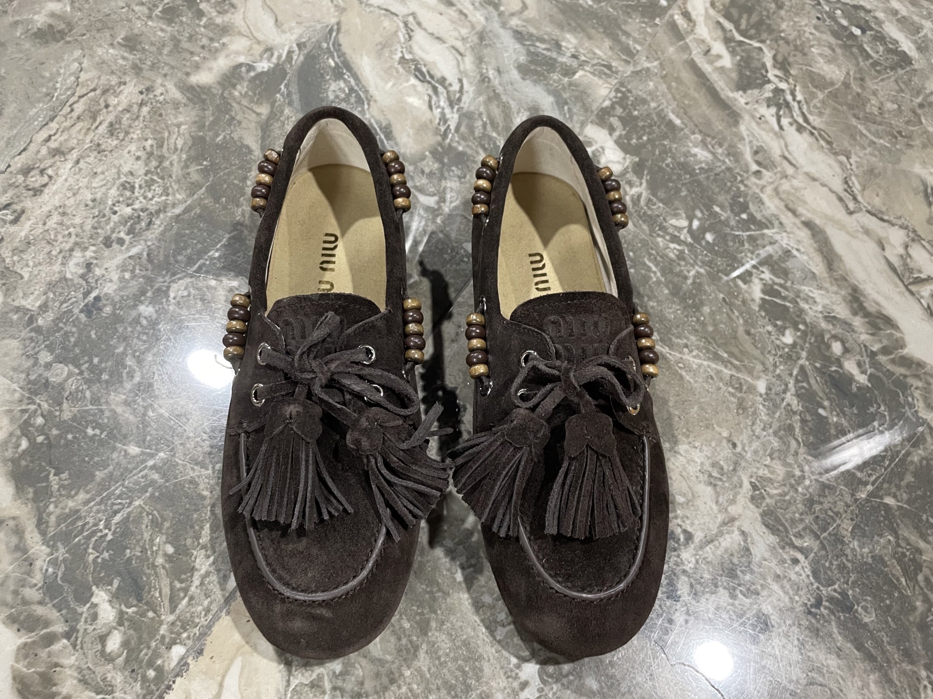 NO:491711,High-version Miu Miu 25ss New British style lace-up loafers MiuMiu show is appropriately 'sloppy' color polishing technology. The unique craft comes from the details of the Miu Miu series. The trend elements of the new season - appropriate 'sloppy' are casual and fashionable attitudes. The mark of leather exaggerates the passage of time and conveys the once used concept. The concept of love at this moment is diverse and conveys the modern style~ It looks good no matter how you wear it. It looks very comfortable. It is super comfortable to wear. Fabric original leather + fabric. The inner original leather. Outsole original sole. Size #35-40 (40 custom made without return). Loafers semi-travel, miumiu, loafers19860909高版本 Miu Miu 缪缪 25ss 早秋新款英伦风系带乐福鞋 MiuMiu秀场适当“邋遢”擦色工艺独一无二的工艺来自Miu Miu系列的细节特写 新季的潮流要素一—适当 “邋遢”,就是随性而为的时髦态度 与皮革的印记,夸张地表达时光的流逝,传递曾经使用 与此刻挚爱的概念,多元对撞,传达现代风格~ 怎么穿都好看今夏时髦精最爱 看起来不怎么舒服 上脚超级舒服 面料原版皮+面料 内里原版皮 大底原版鞋底 Size#35-40（40订做不退换）,乐福鞋半拖,miumiu,loafers,Women's Shoes