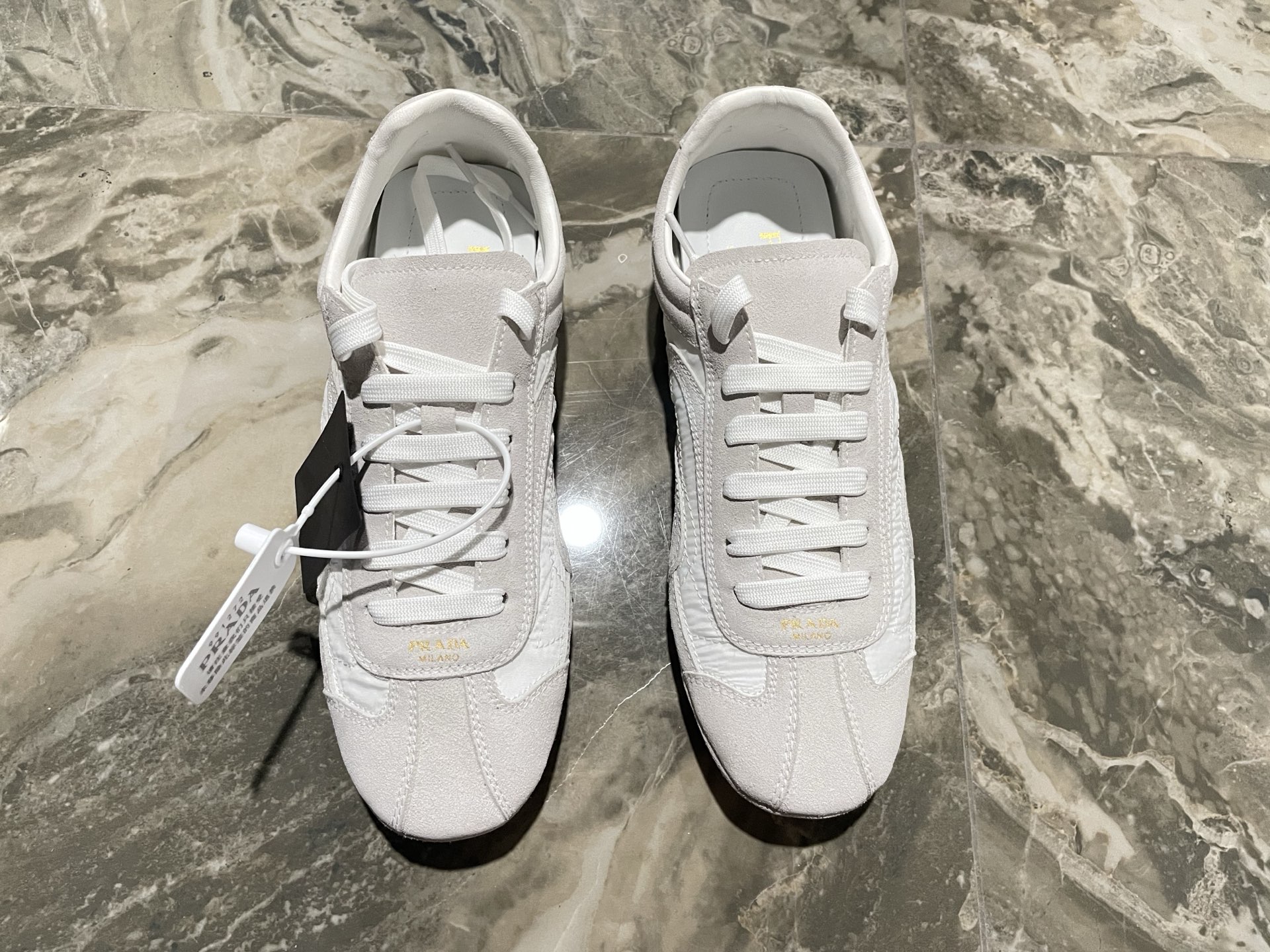 NO:789775,p PRADA Prada LOGO printed canvas casual shoes!  Printed shoes, the design reveals a retro style, showing Doublewhell's sporty design style. The textured thick sole is paired with a classic nylon gabardine upper, decorated with a rubber triangle logo, highlighting the brand style. It is a must-have for all major celebrities. The upper is waterproof cloth + cowhide, the lining is mixed sheepskin lining, the heel is high, the flat sole + the thick sole, the size is 35-41  41 Customized, casual shoes/sports shoes, prada, prada, sneakers, sheepskin19860909p PRADA 普拉达 LOGO 印花帆布休闲鞋！ 印花鞋 ,设计流露出复古风情,展现Doublewhell 运动风的设计风格 纹理质感的厚底搭配经典的尼龙华达呢鞋帮,饰以橡胶三角形徽标,彰显品牌格调,各大牌明星必备款. 鞋面防水布+牛绒 内里混种羊皮内里 跟高平底+厚底 码数35-41 41定做,休闲鞋/运动鞋,prada,prada,sneakers,sheepskin,Women's Shoes