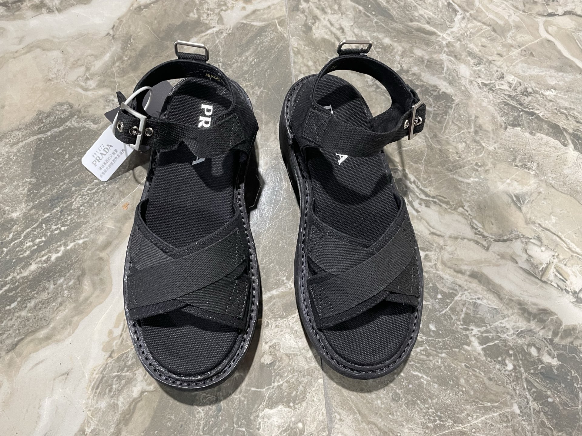 NO:789758,Prada 2026 spring and summer new sandals, Roman thick-soled sandals, slippers, the latest catwalk style, classic upgrade, comfort and fashionability coexist. Each color combination looks good, and the design matches different style needs. Original custom-made cowhide for the upper. Genuine leather welt. Lining: Original custom-made sheepskin lining, cowhide. Foot pads. Original open-molded non-slip outsole. Shoe size: 35-40.  Buy now,sandals,prada,prada,sandals,slippers,cowhide,sheepskin19860909Prada 普拉达2026春夏新款凉鞋 罗马厚底凉鞋 拖鞋 最新走秀款,经典升级 舒适度与时髦度并存 每个颜色搭配都好看,设计搭配不同风格需求 鞋面原版定制牛皮 真皮沿条 内里: 原版定制羊皮内里,牛皮 垫脚 大底原版开模防滑大底 鞋码: 35-40 立即抢购,凉鞋,prada,prada,sandals,slippers,cowhide,sheepskin,Women's Shoes