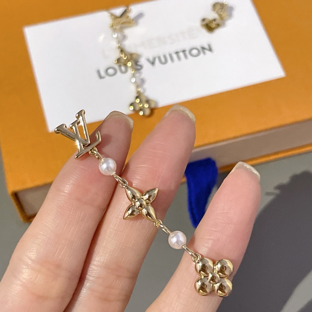 [Versión Seiko] Nuevos aretes, pulseras y collares de perlas de flores de oro LV😍Collares Louis Vuitton. Collares muy …