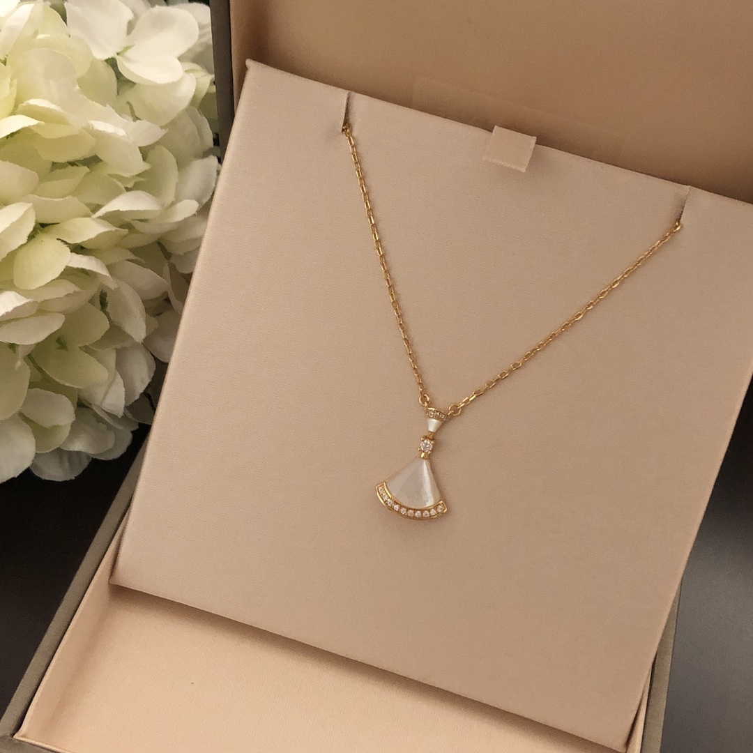 Bvlgari 精工版本 天然白贝母裙子项链 镀18K金材质