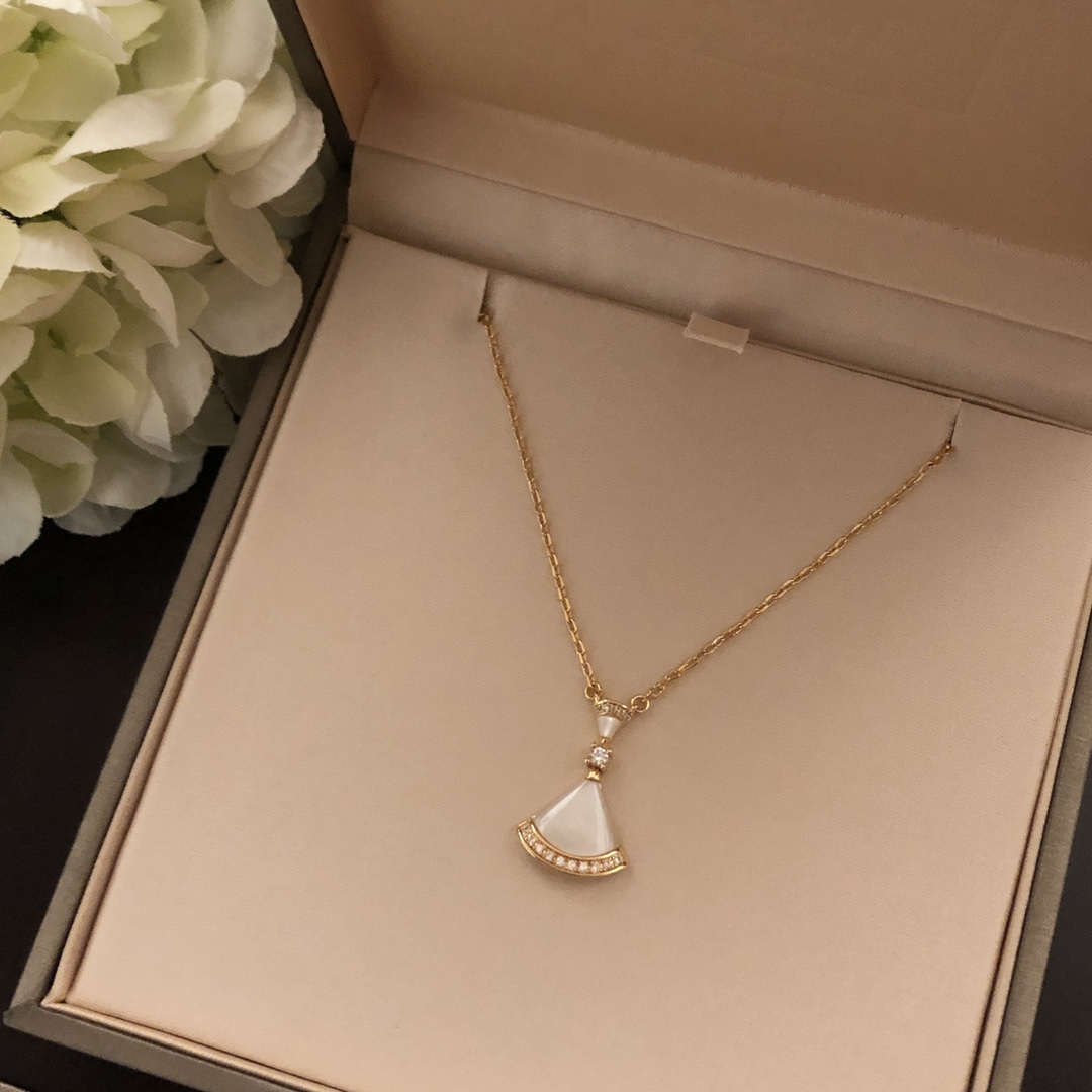 Bvlgari 精工版本 天然白贝母裙子项链 镀18K金材质