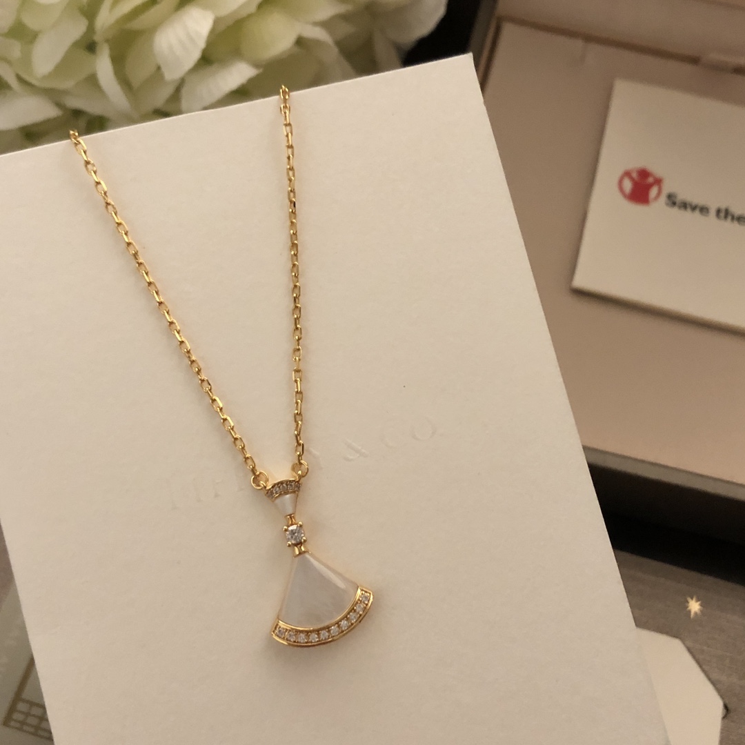 Bvlgari 精工版本 天然白贝母裙子项链 镀18K金材质