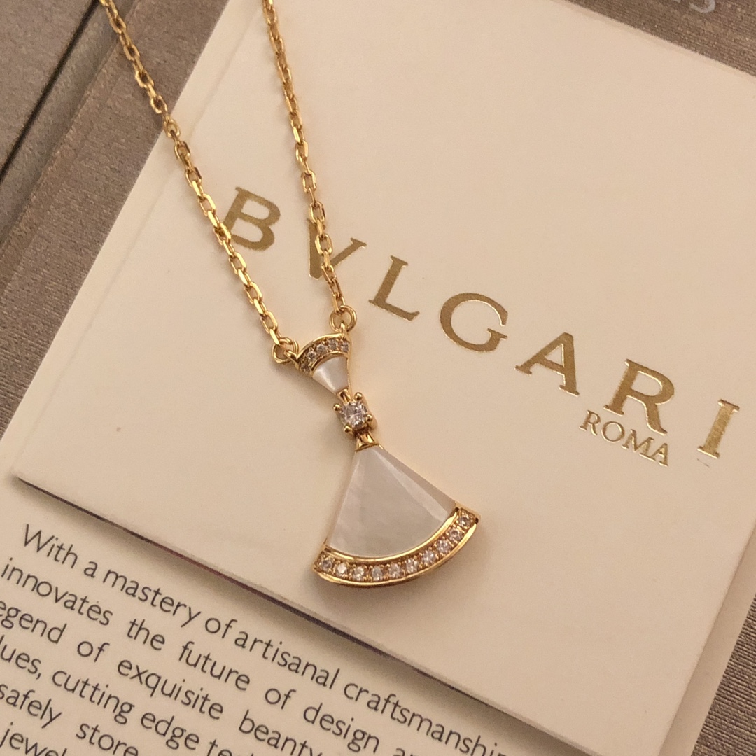 Bvlgari 精工版本 天然白贝母裙子项链 镀18K金材质