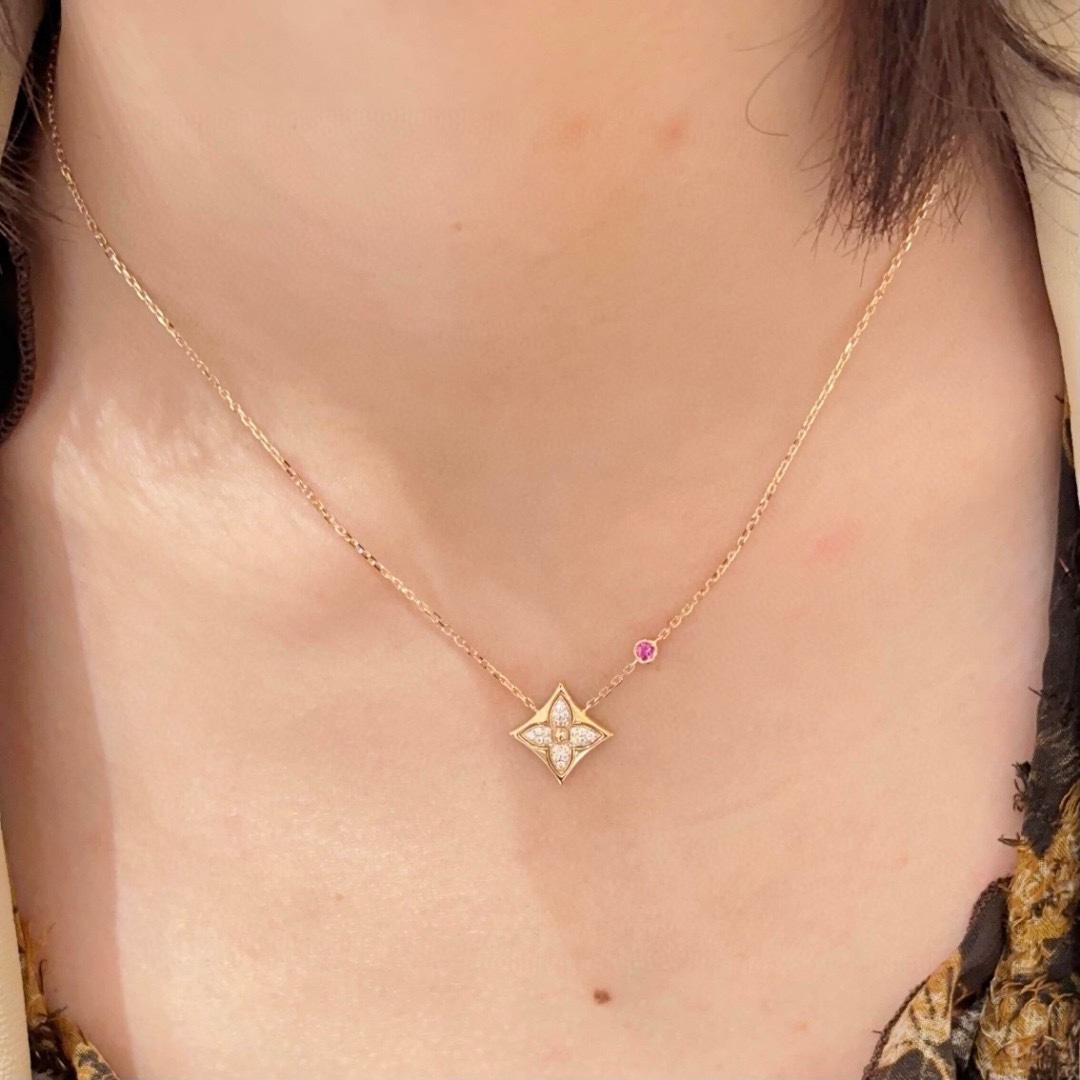 精工版本】LV项链,❗️路易威登推出😍新款限量版 Color Blossom BB Star 项链,18K 金雕琢工致星形 Monogram 4